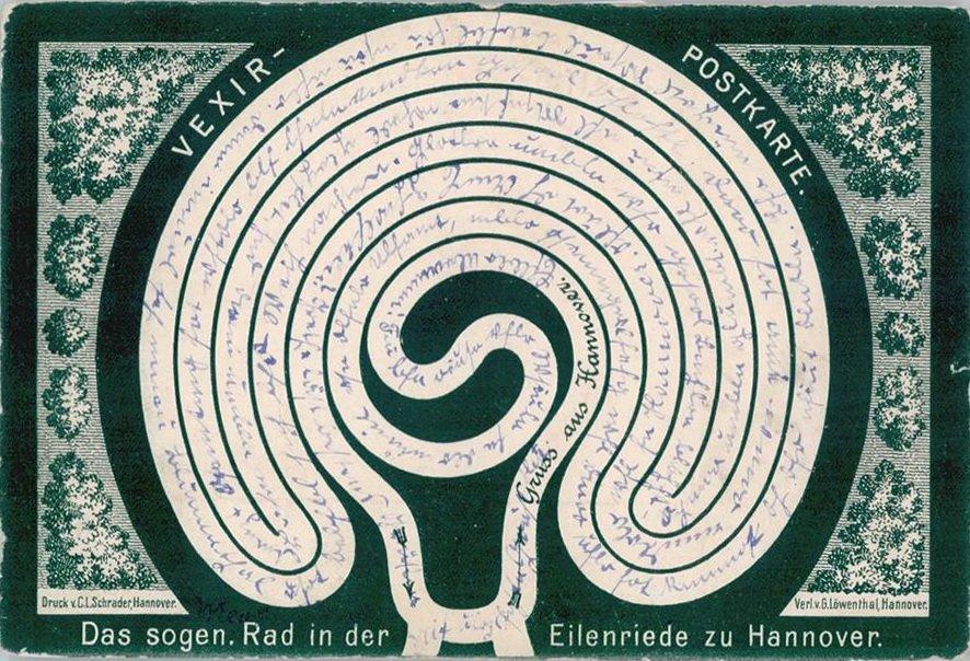 나무 주변의 오래된 미로