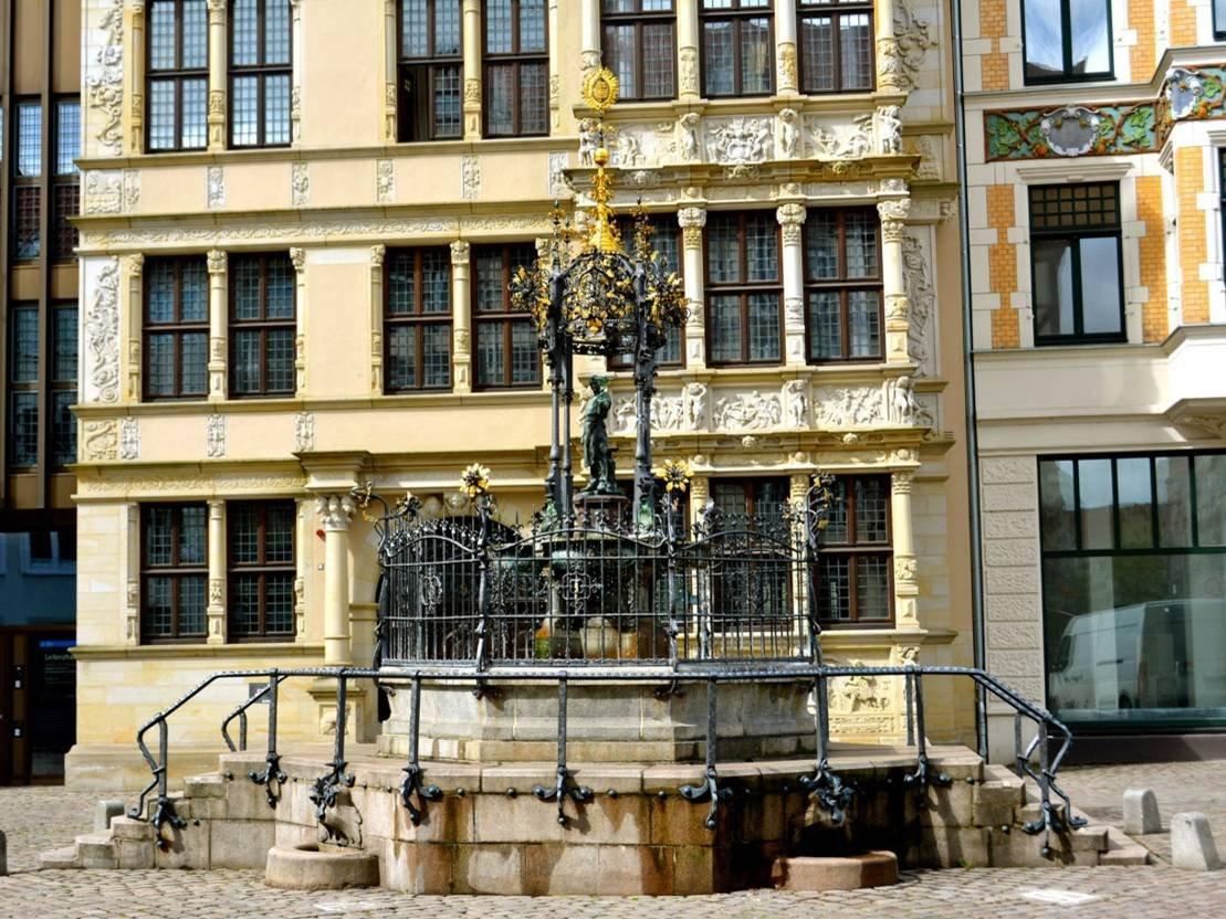 분수 정면 (라이프니츠 하우스 배경)