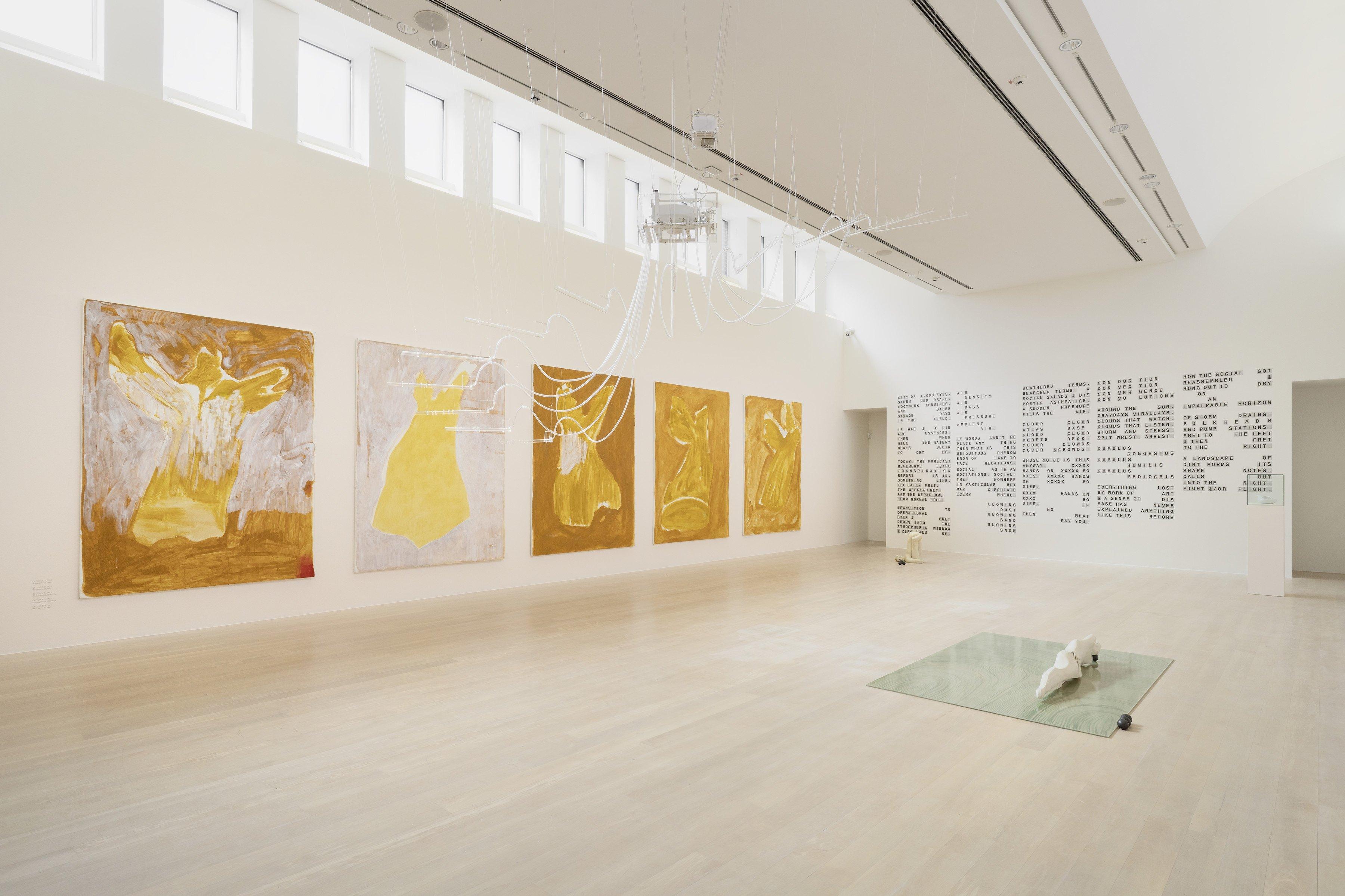 넓고 특색 있는 전시장 내부