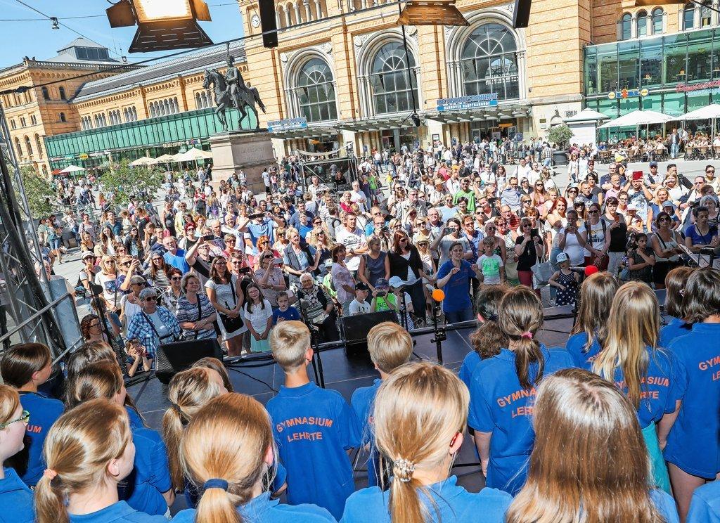 음악의 축제 기간 중 크뢰프케 시계탑 무대