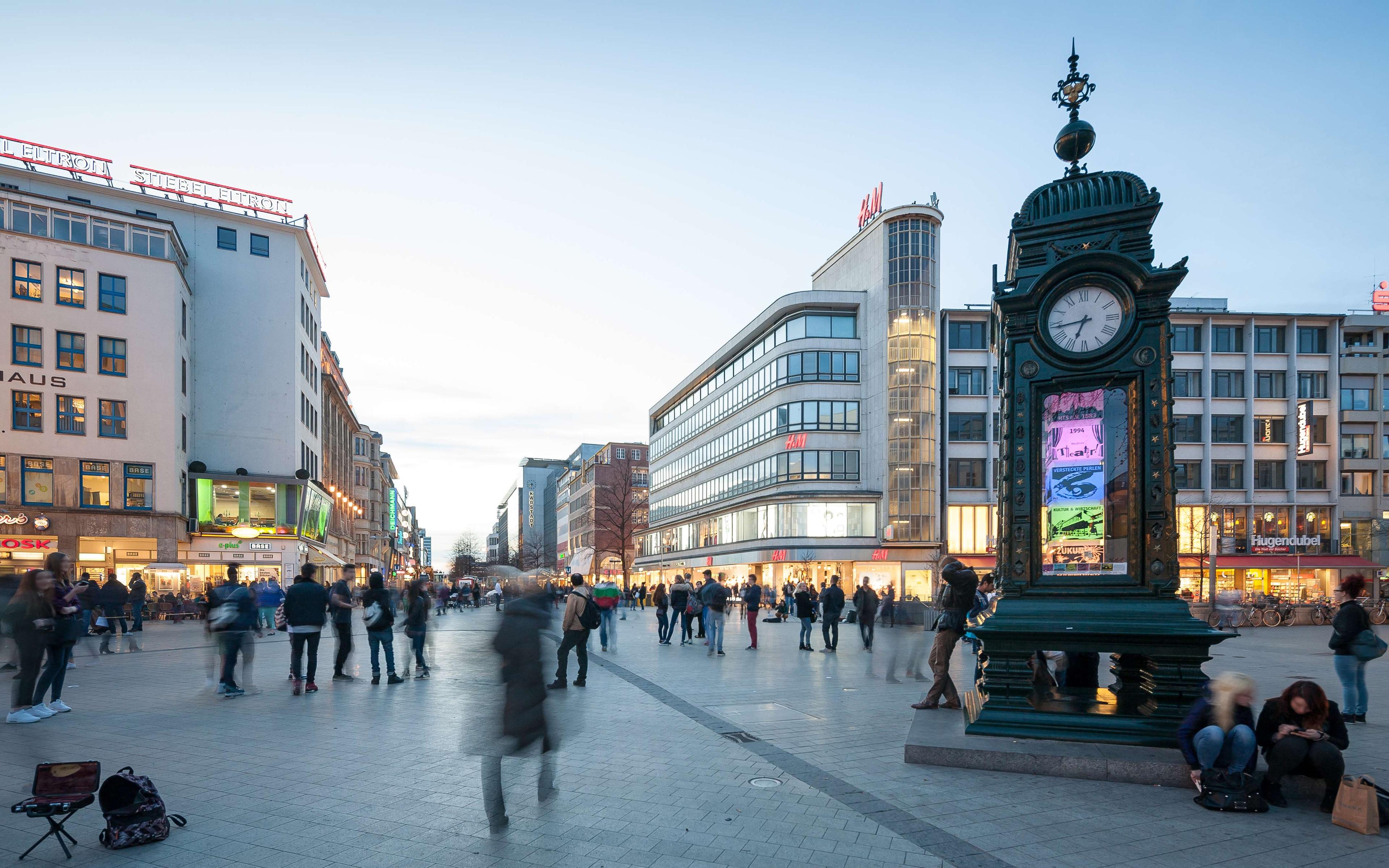 시계탑과 주변 광장