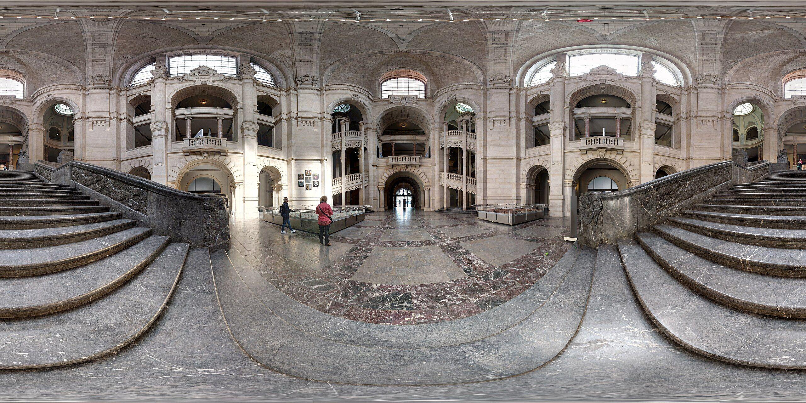 시청 내부 중앙 홀 및 나선형 계단