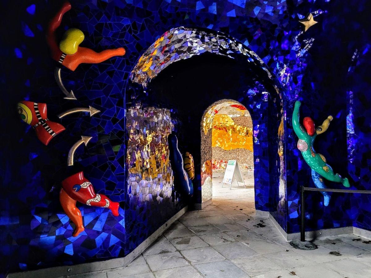 니키 드 생팔 동굴 (Niki de Saint Phalle Grotto) 내부