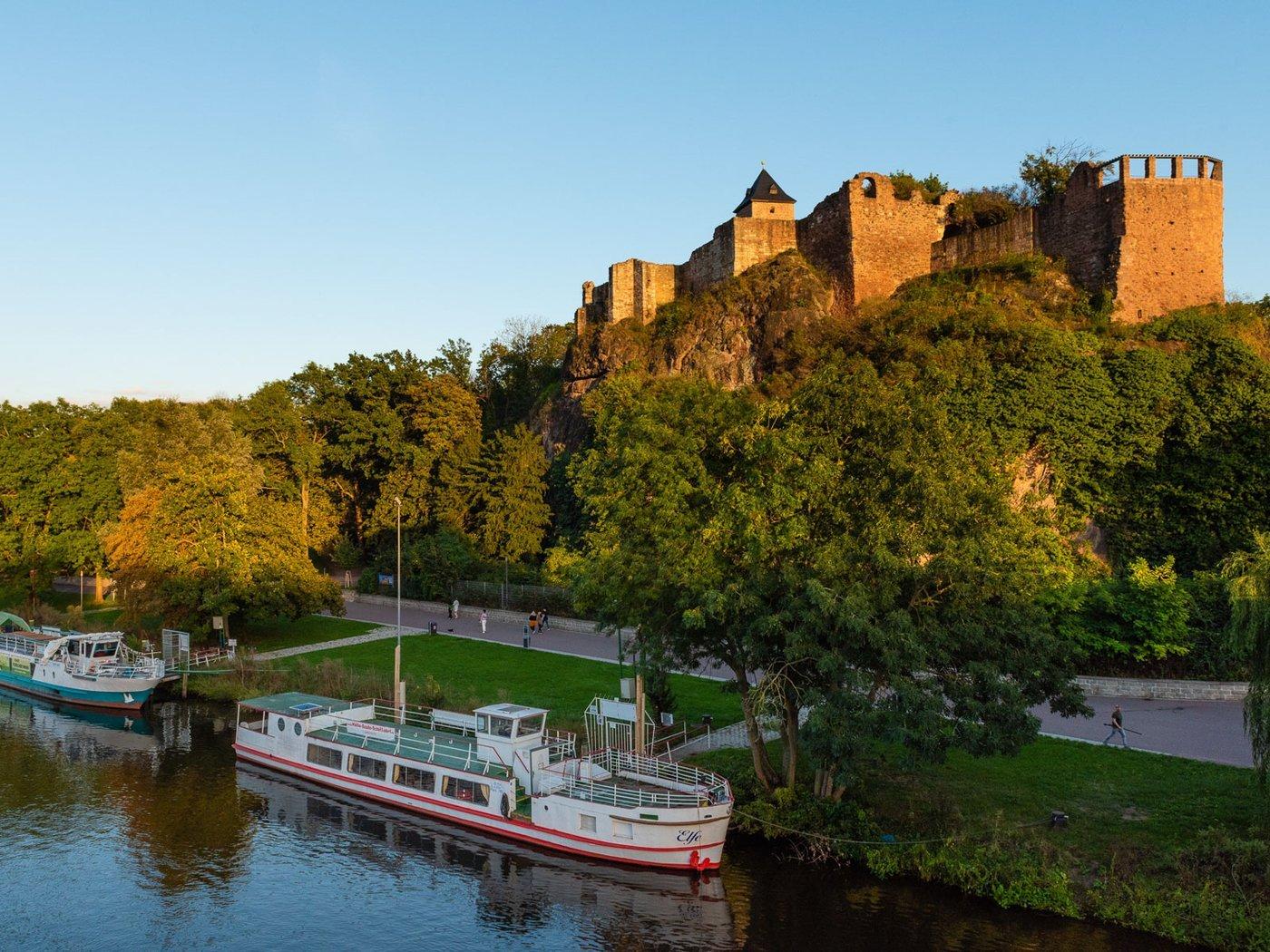잘레강변 또는 기비헨슈타인 다리 위