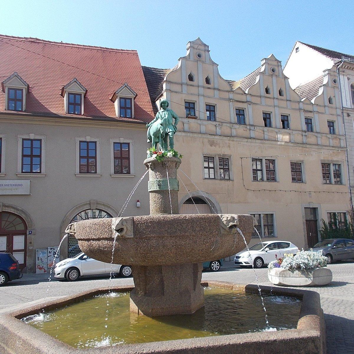 분수 중앙 청동상 정면 및 측면