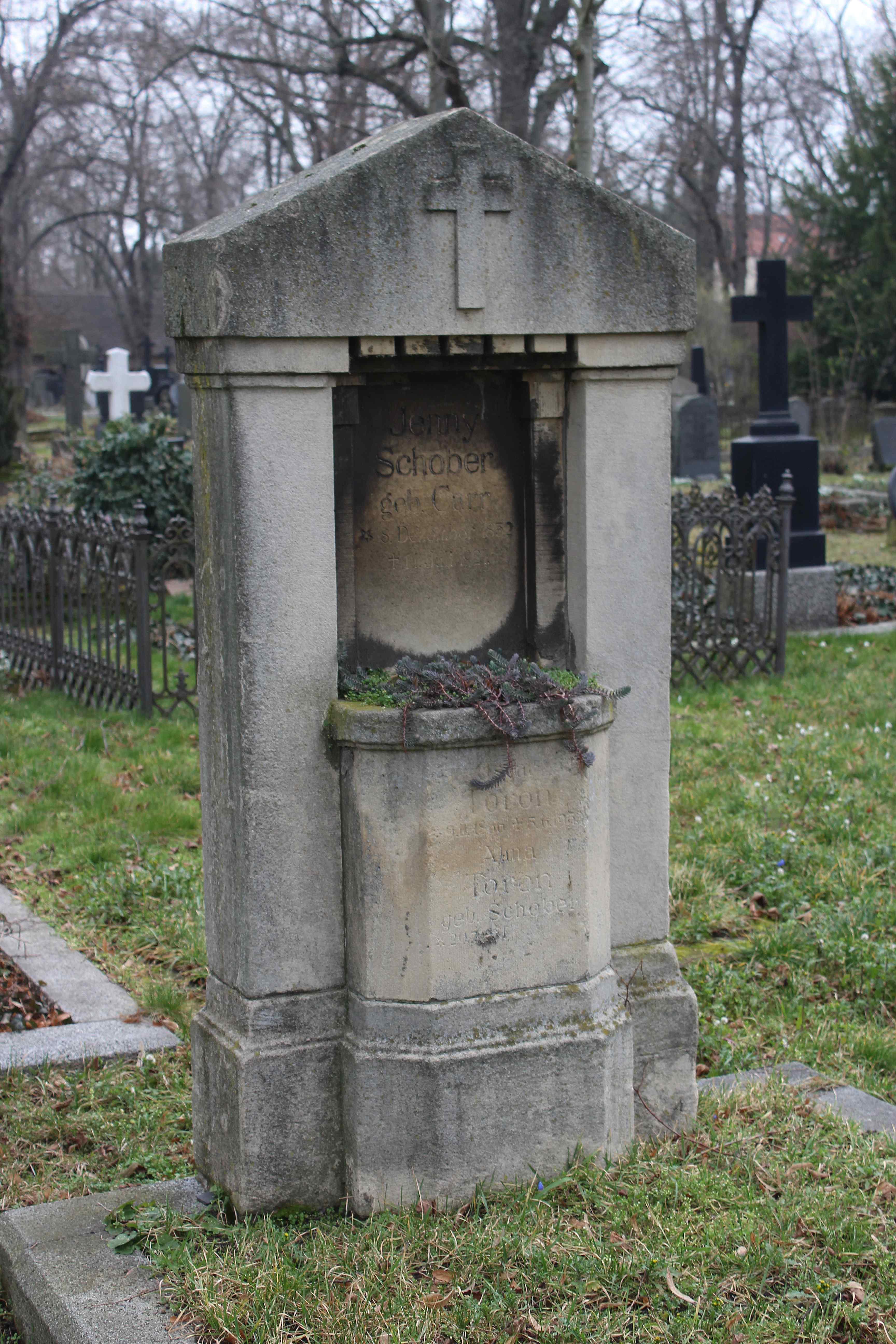 고풍스러운 묘비와 조각들