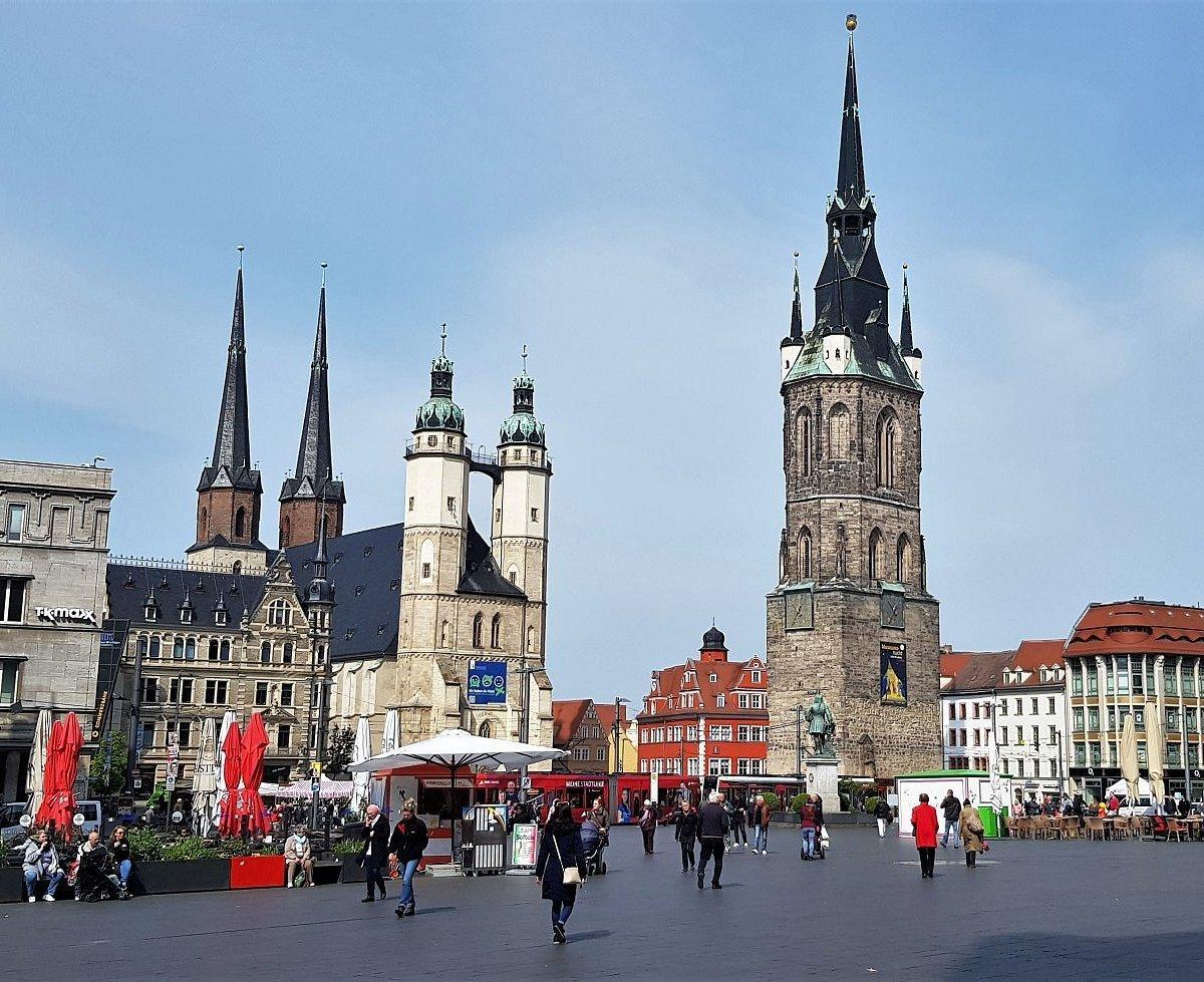 탑으로 향하는 다양한 골목길 입구