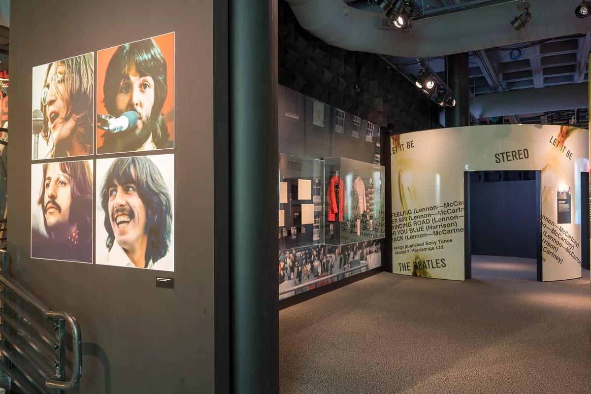 각종 비틀즈 테마 전시물 앞
