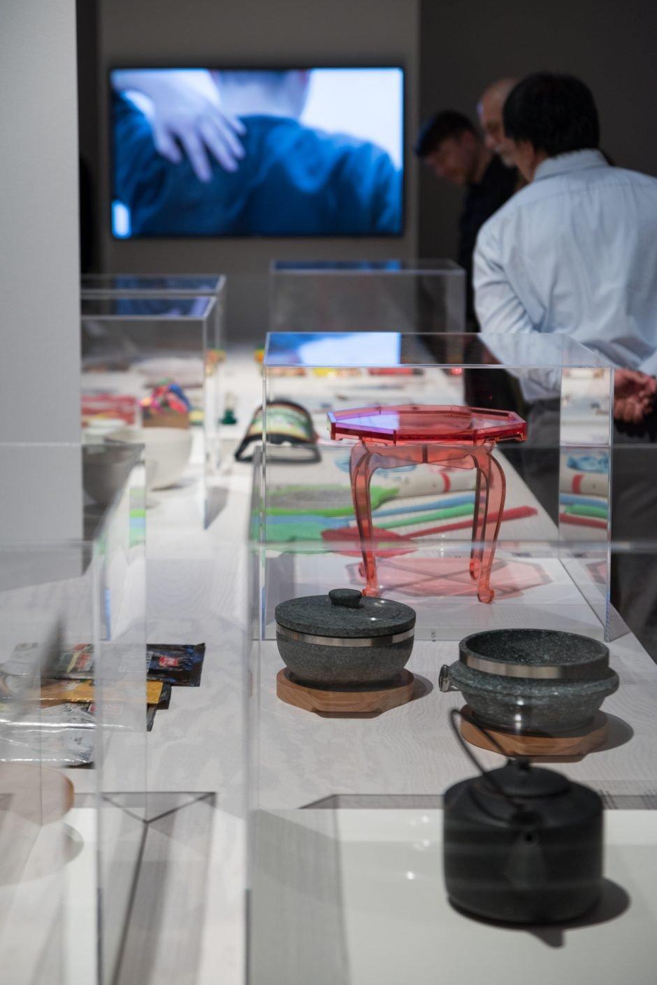 한국관 전통 공예품 앞