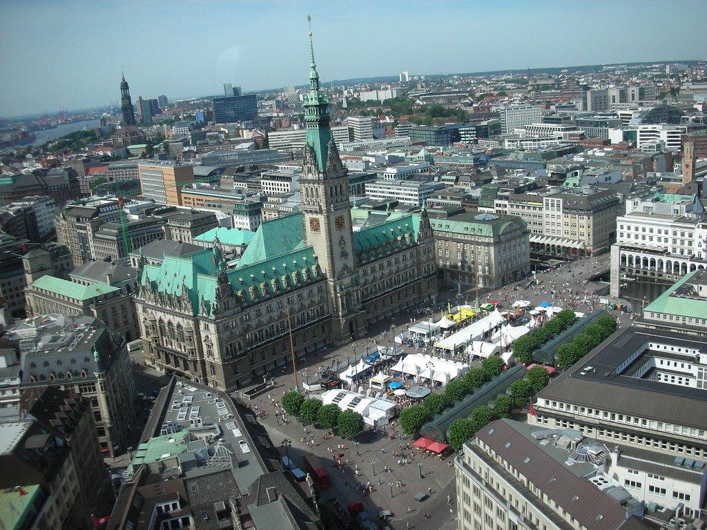 탑 전망대에서 바라보는 함부르크 시청사 전경