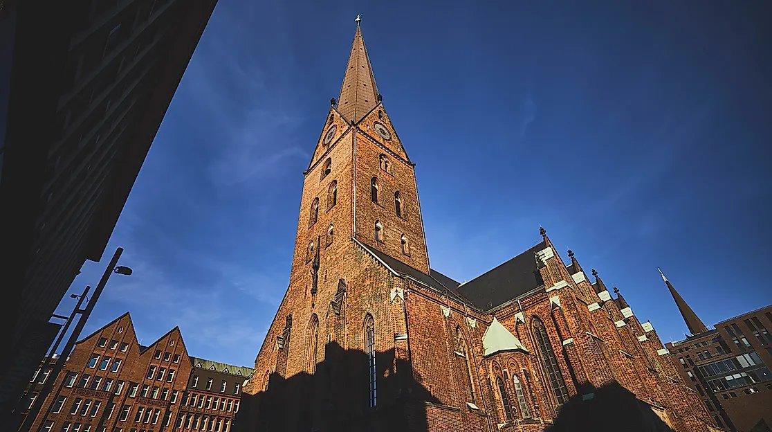 교회 외부 고딕 건축물