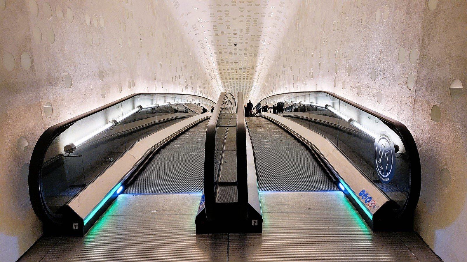 곡선형 에스컬레이터 '튜브' (The Tube)
