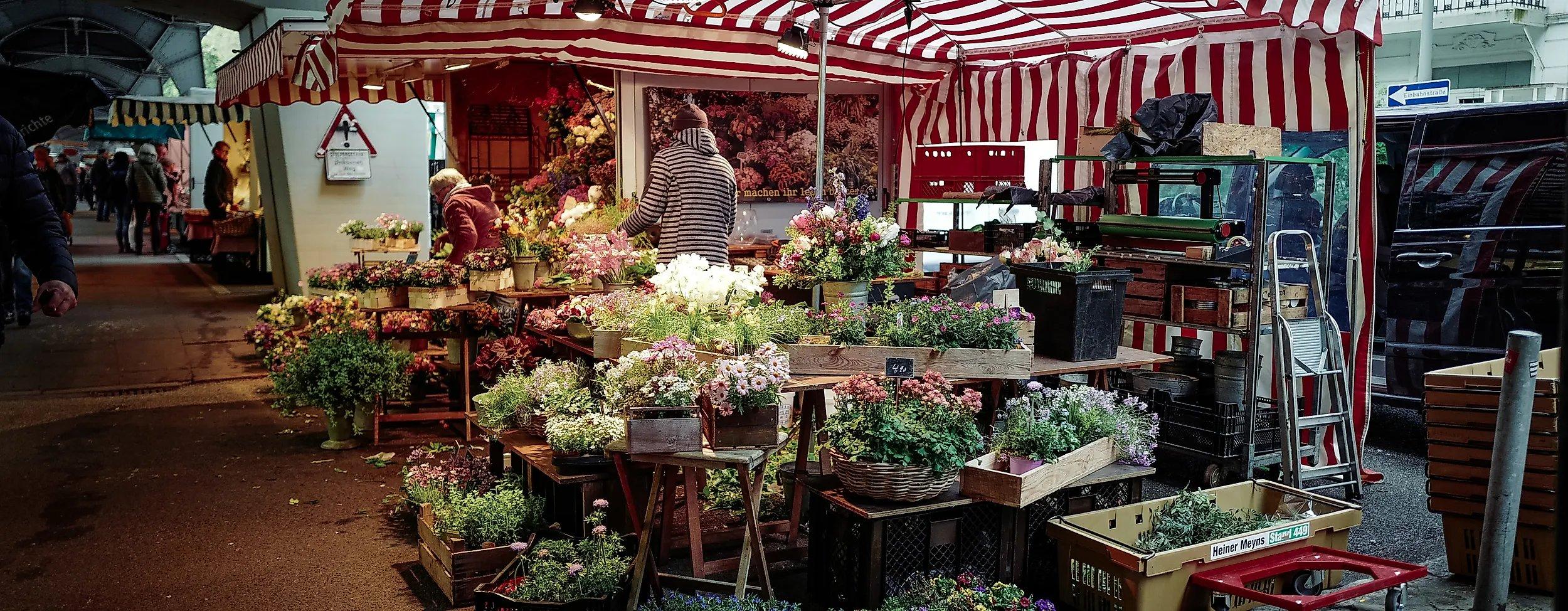 다채로운 색감의 농산물 및 꽃 가판대