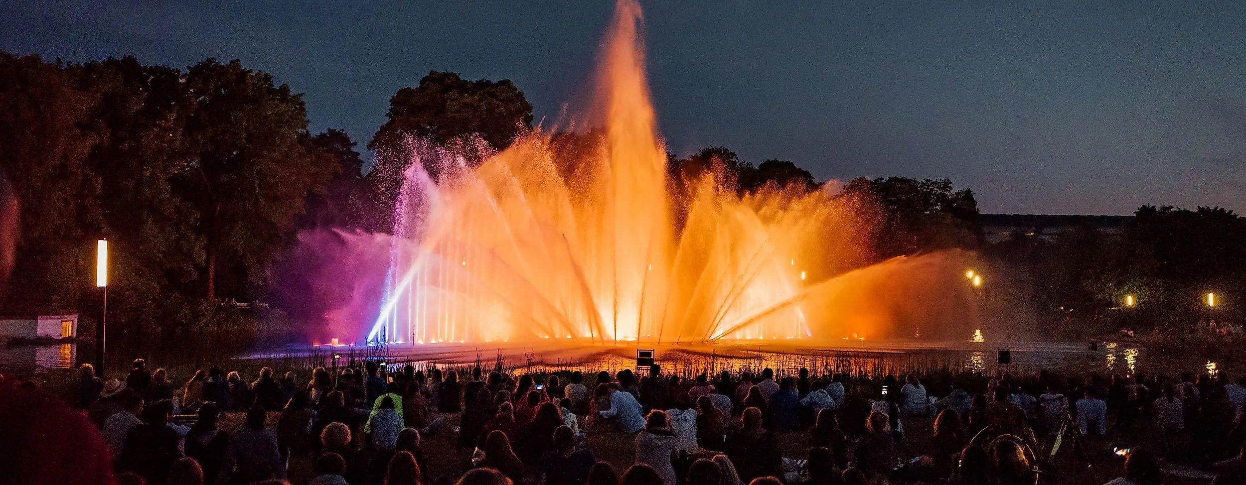 공원에서 열리는 야외 음악 공연 모습