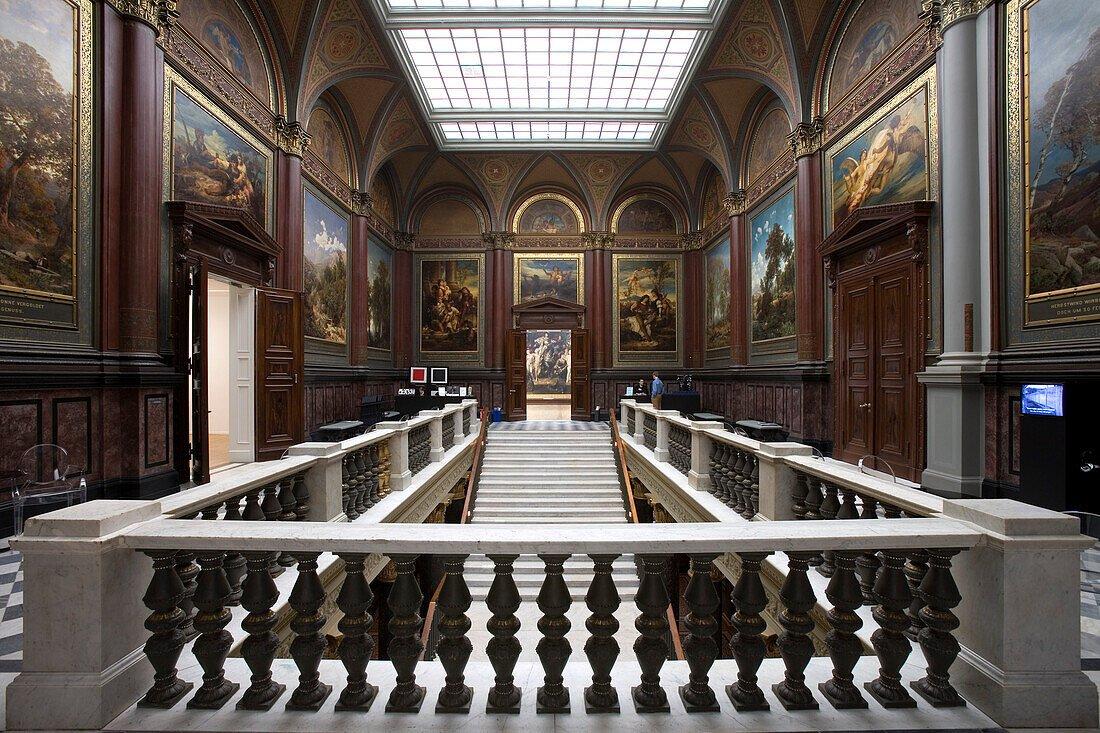 미술관 본관 중앙 계단
