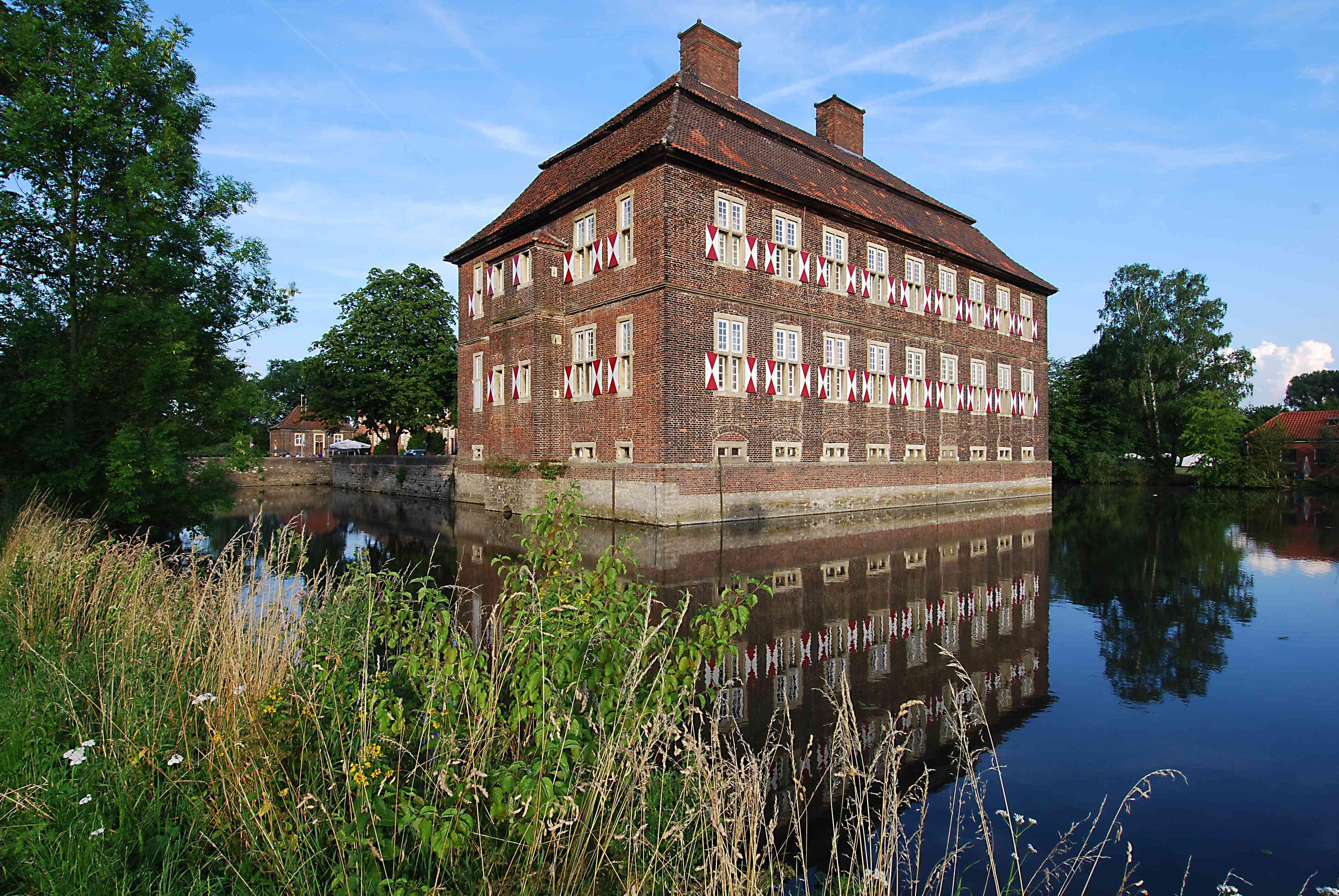 성 정면 및 해자