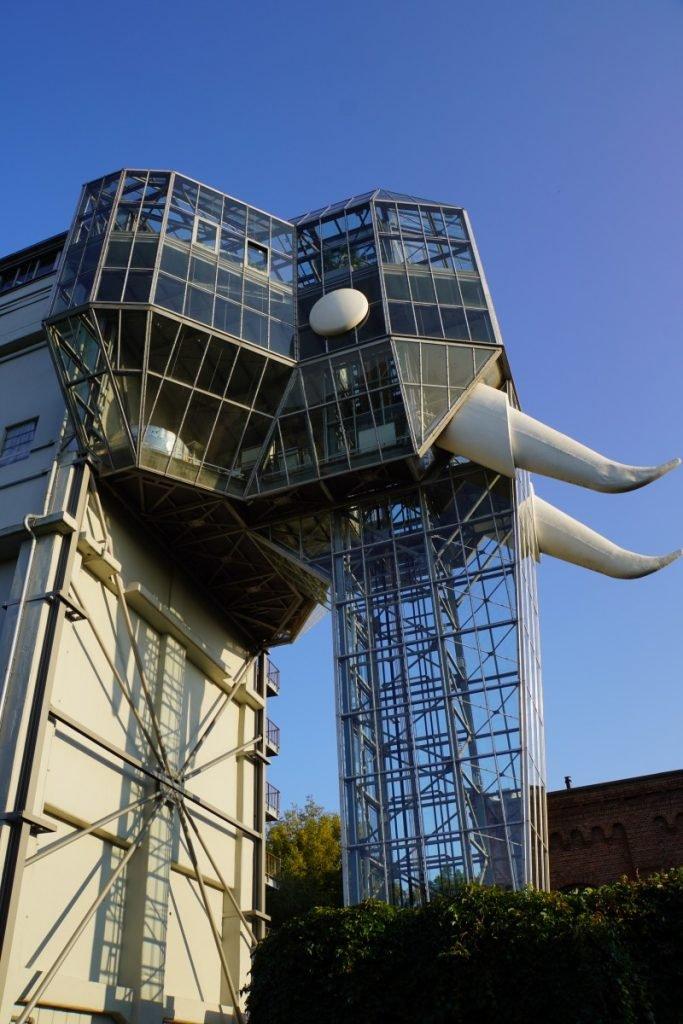 유리 코끼리 정면 및 측면