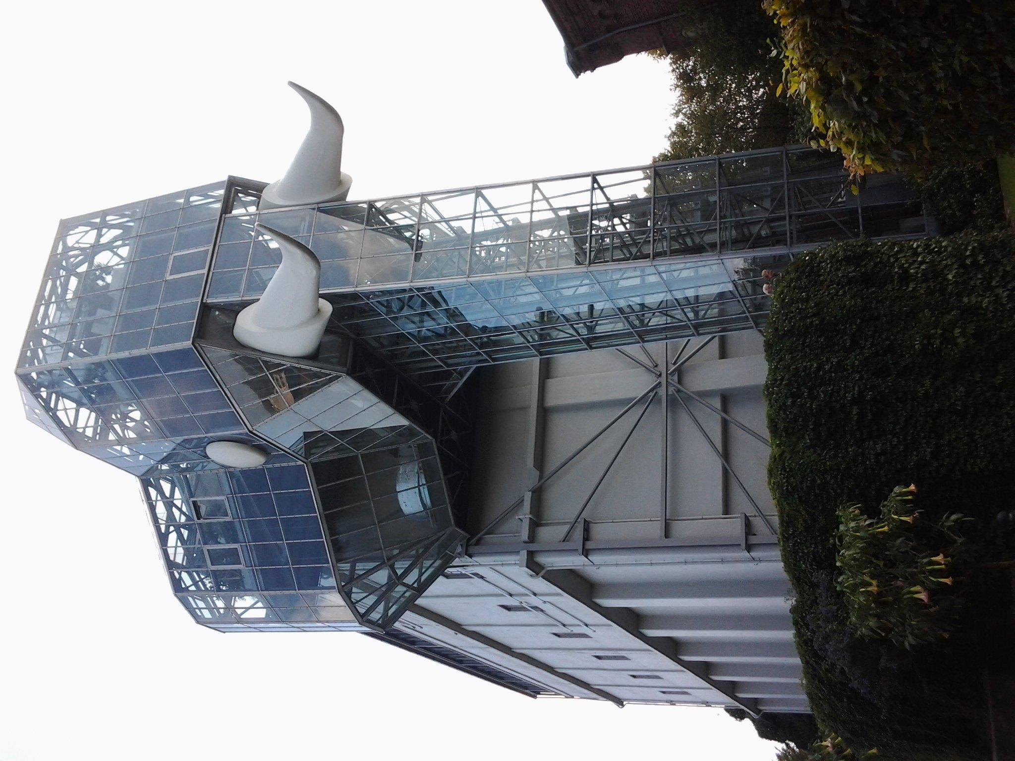 유리 엘리베이터 내부