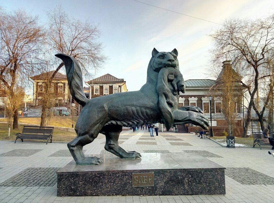 바브르(Бабр) 동상 앞