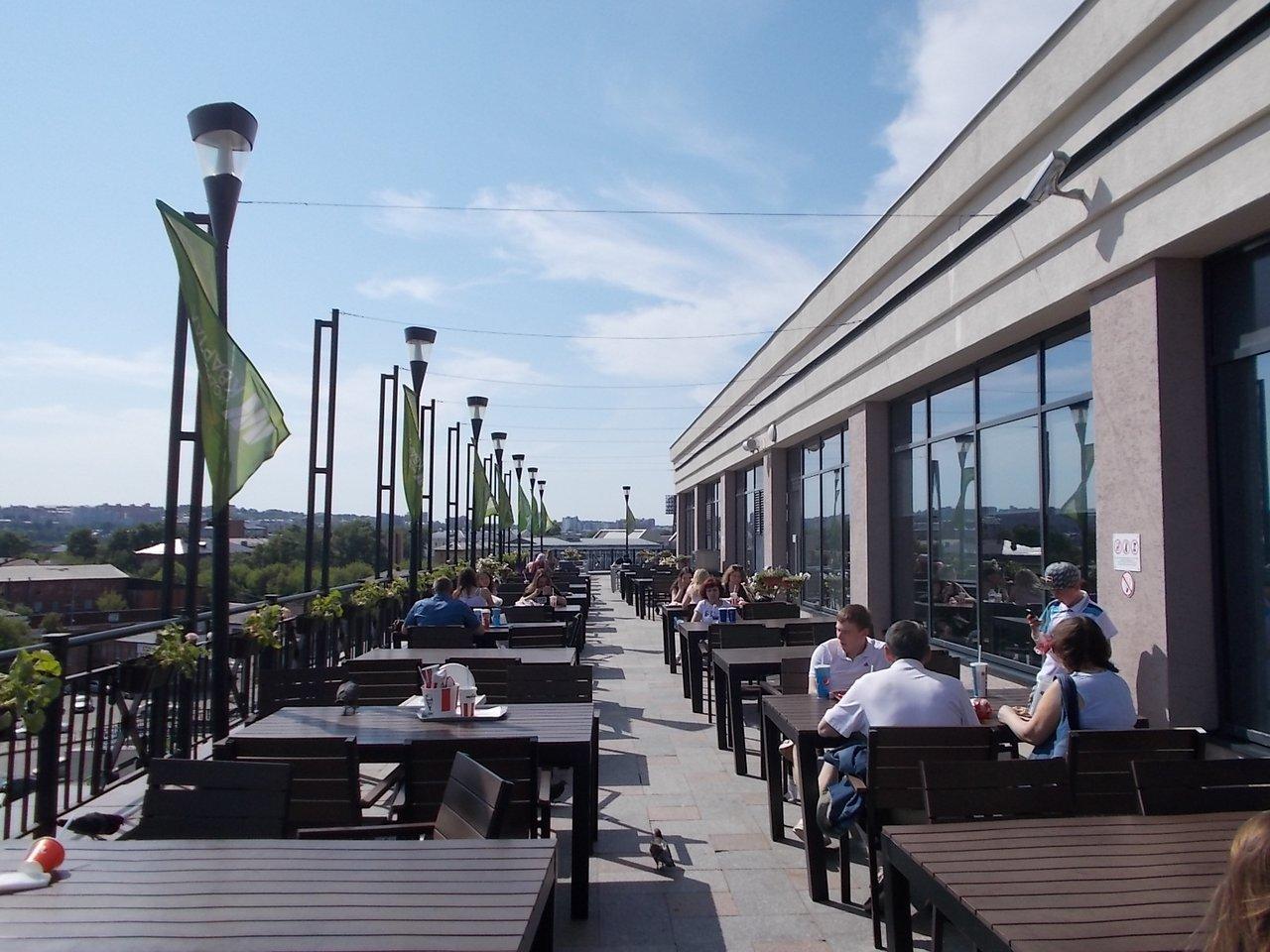 '모드니 크바르탈' 쇼핑몰 주변 및 광장