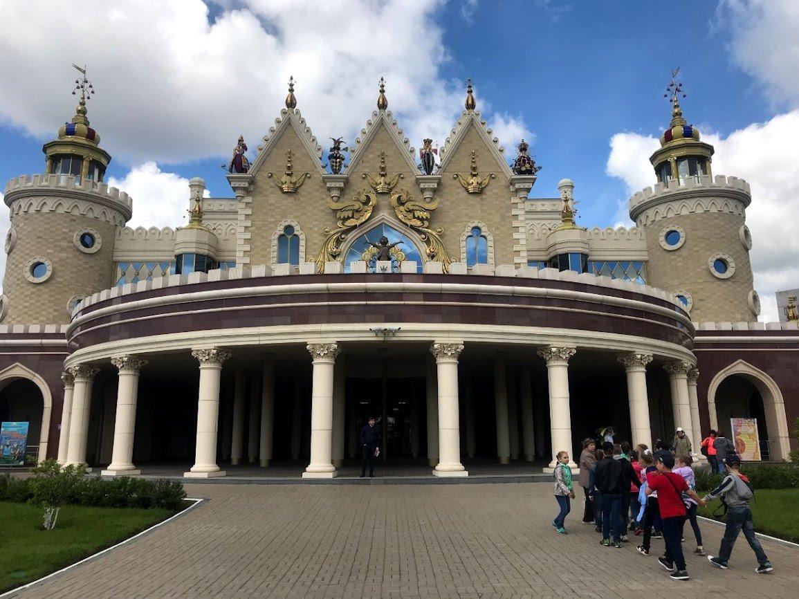 극장 2층 외부 또는 창가