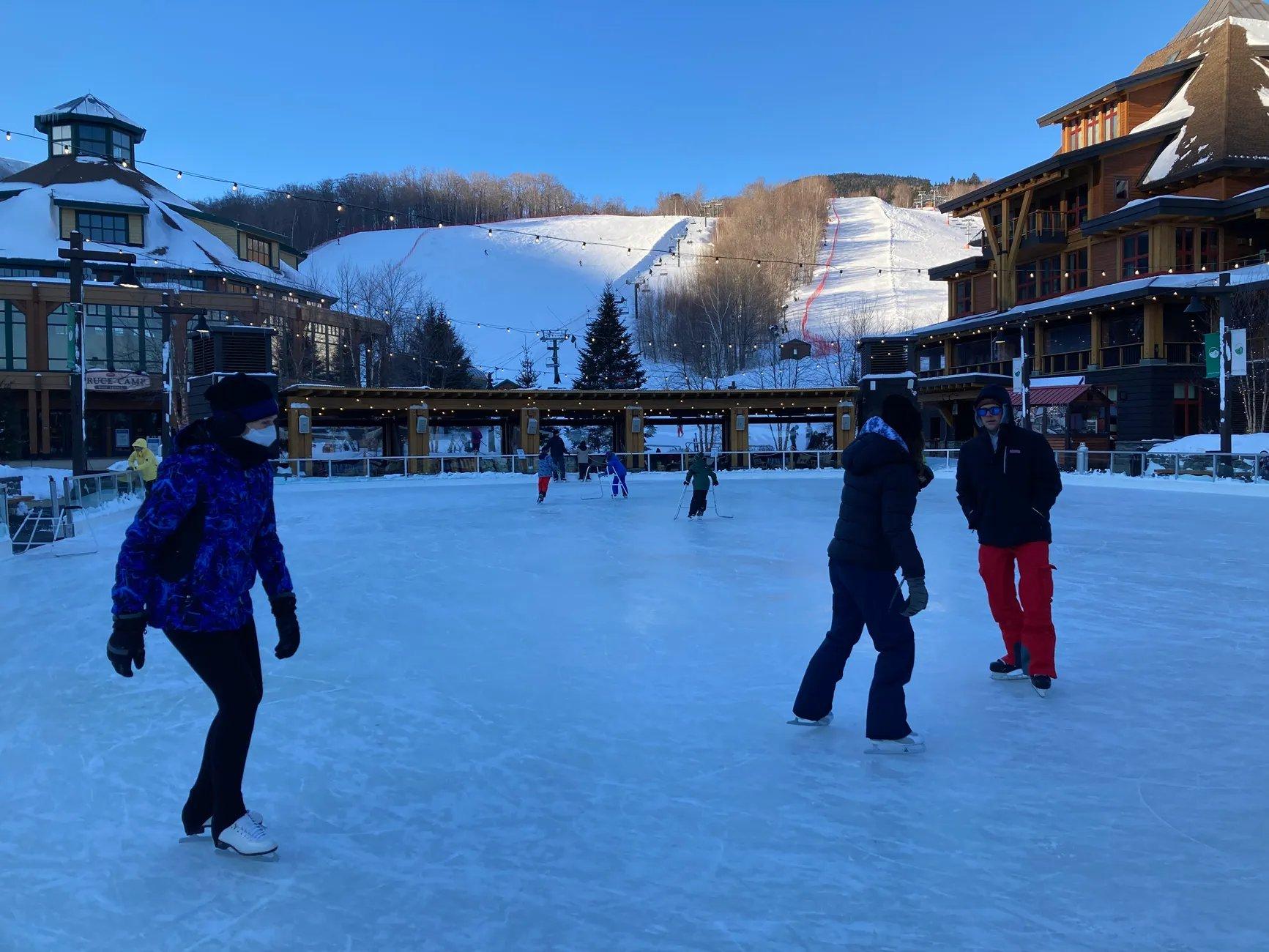 리조트 내 호수 주변 (겨울철 아이스링크)