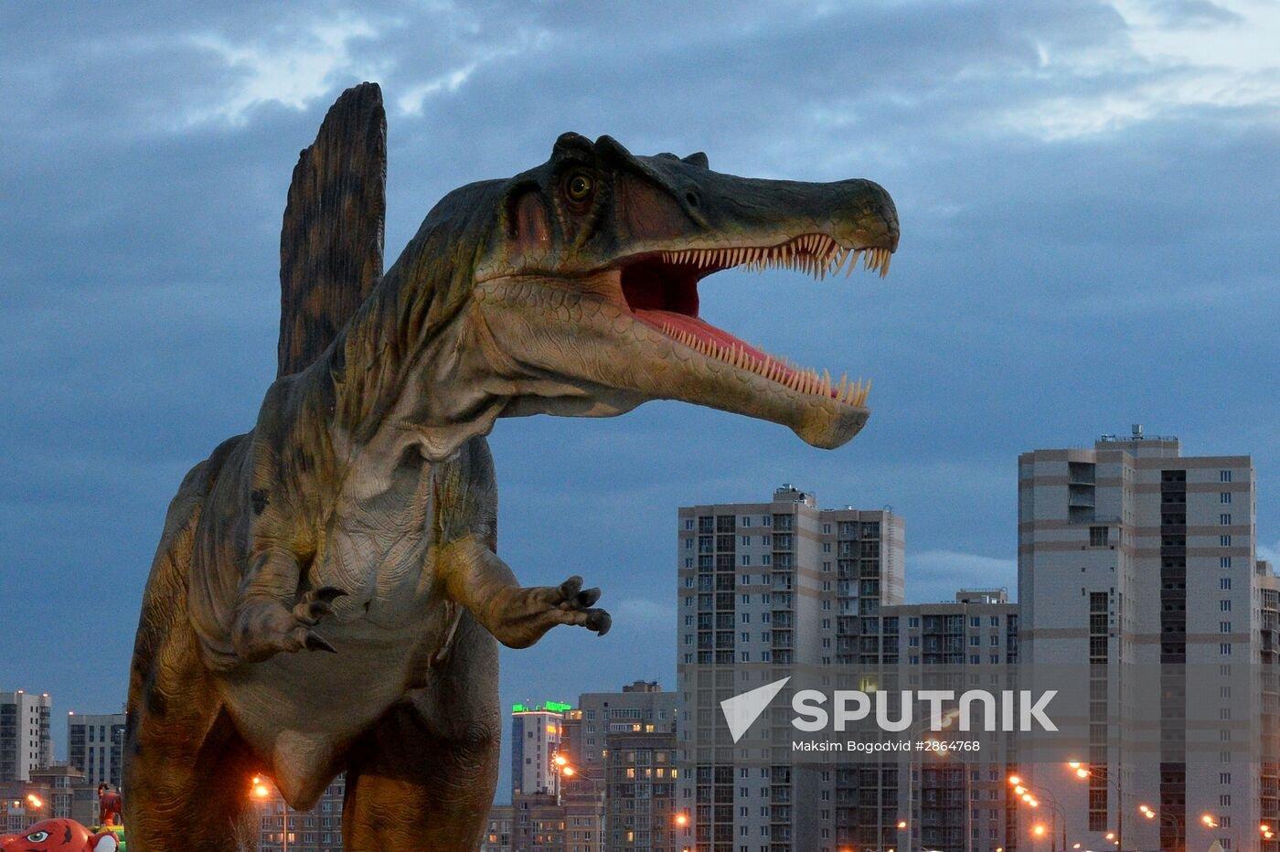 움직이는 공룡 모형 옆