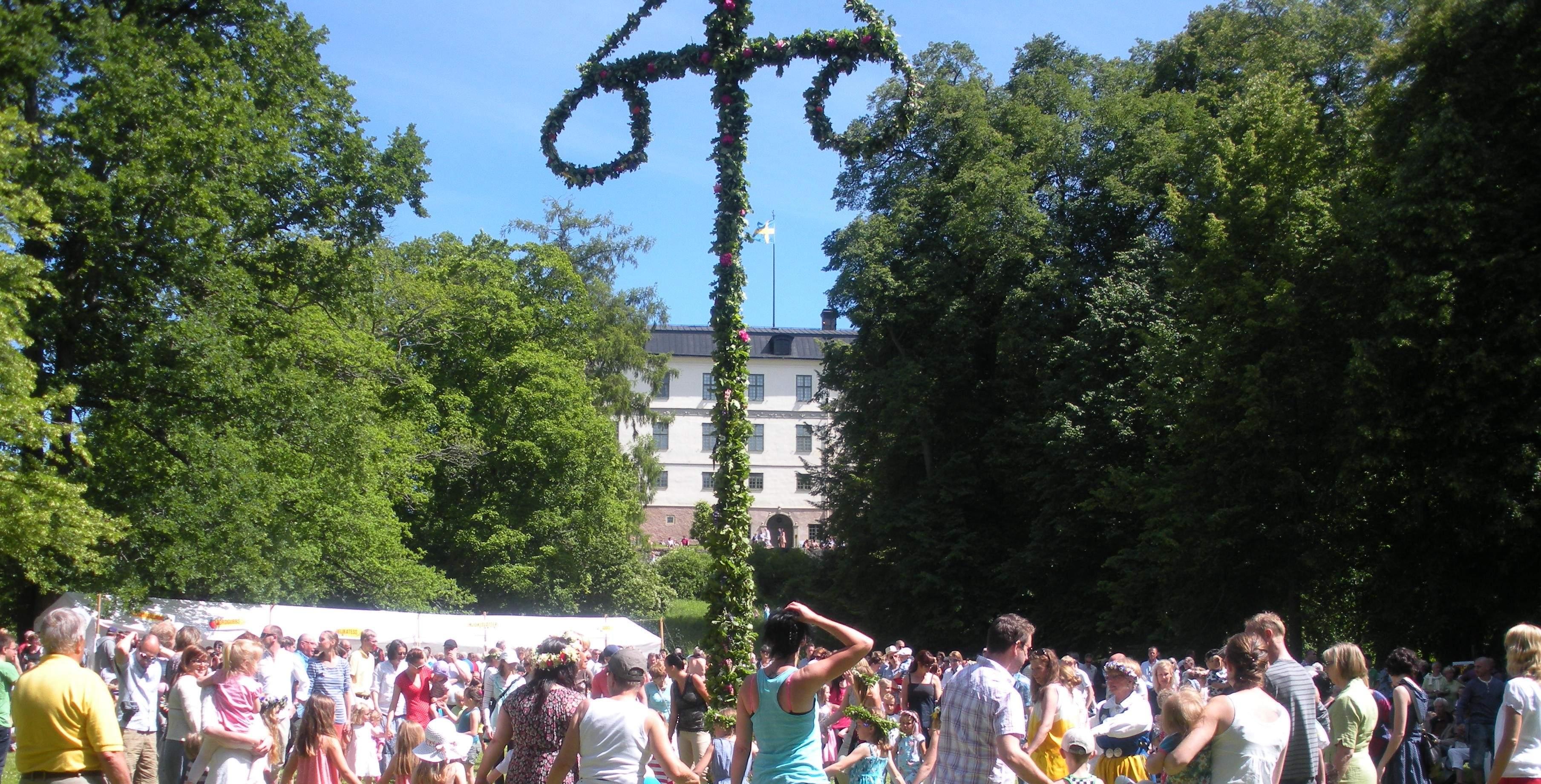 뢰프스타드 성의 한여름 축제 메이폴
