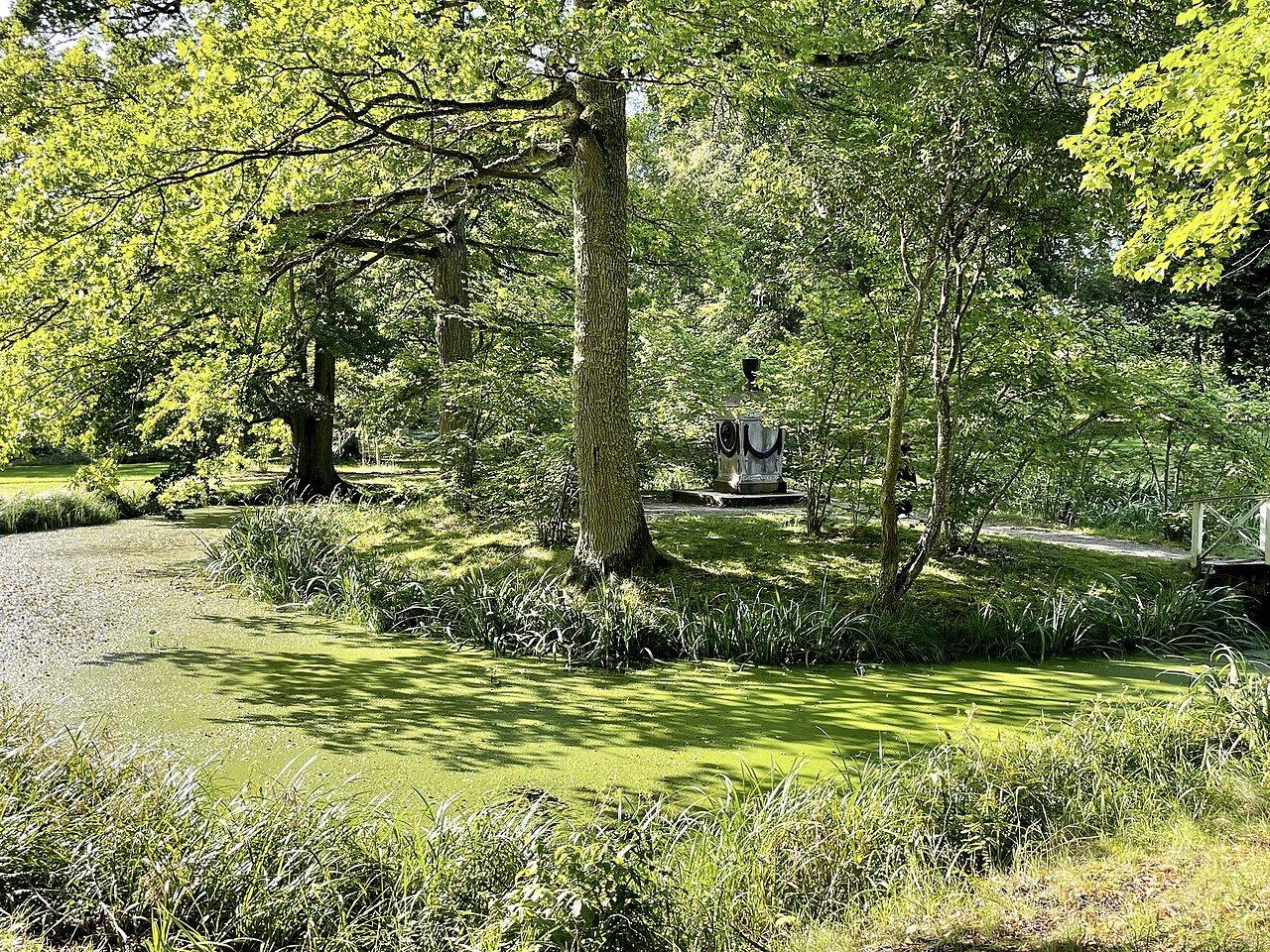 연못과 악셀 폰 페르센 2세 기념비