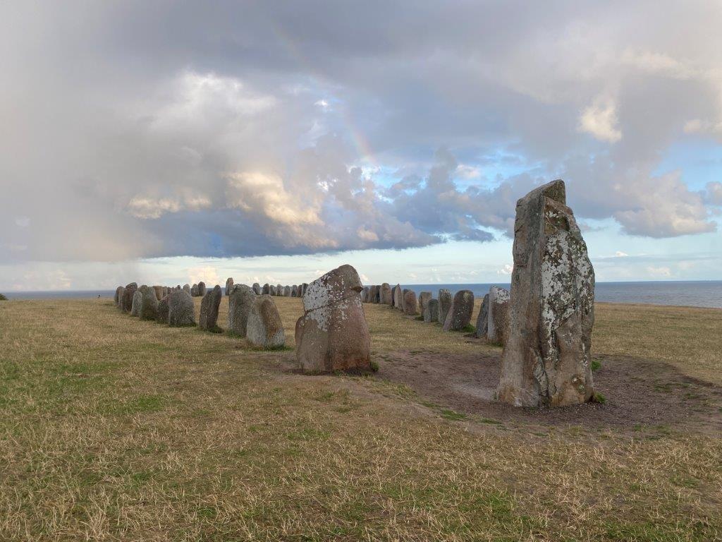 유적과 함께 발트해를 배경으로 촬영