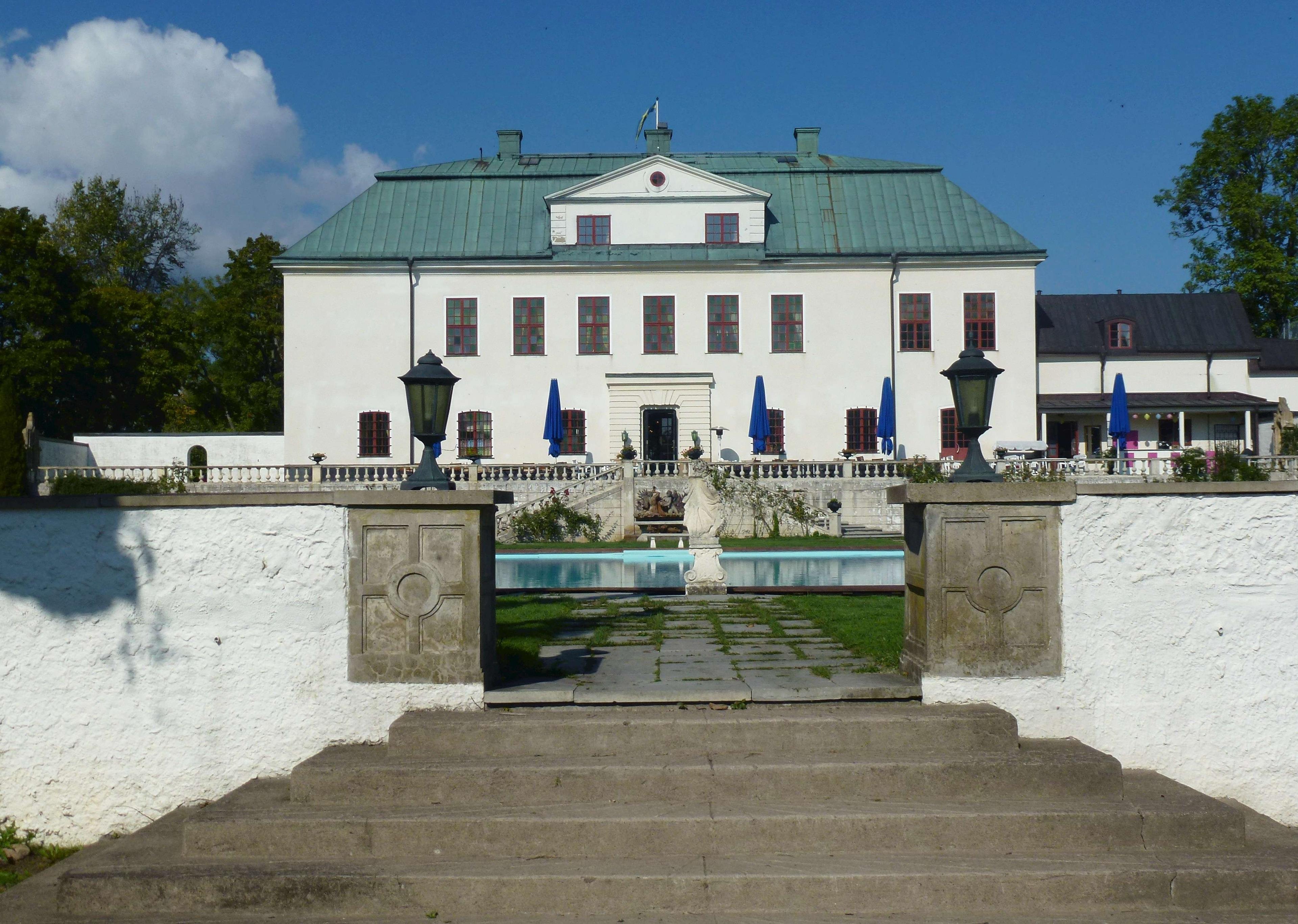 성 정면 및 정원