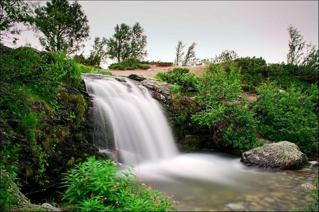 폭포 상류 계곡