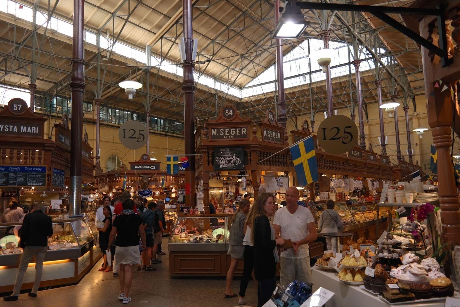 시장 내부의 활기찬 매대와 사람들