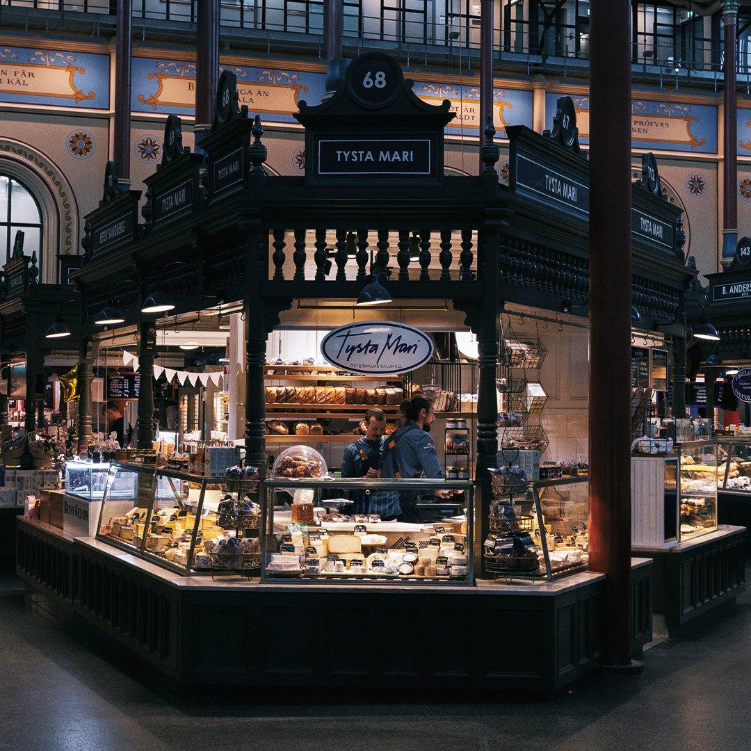 다채로운 음식 진열 모습