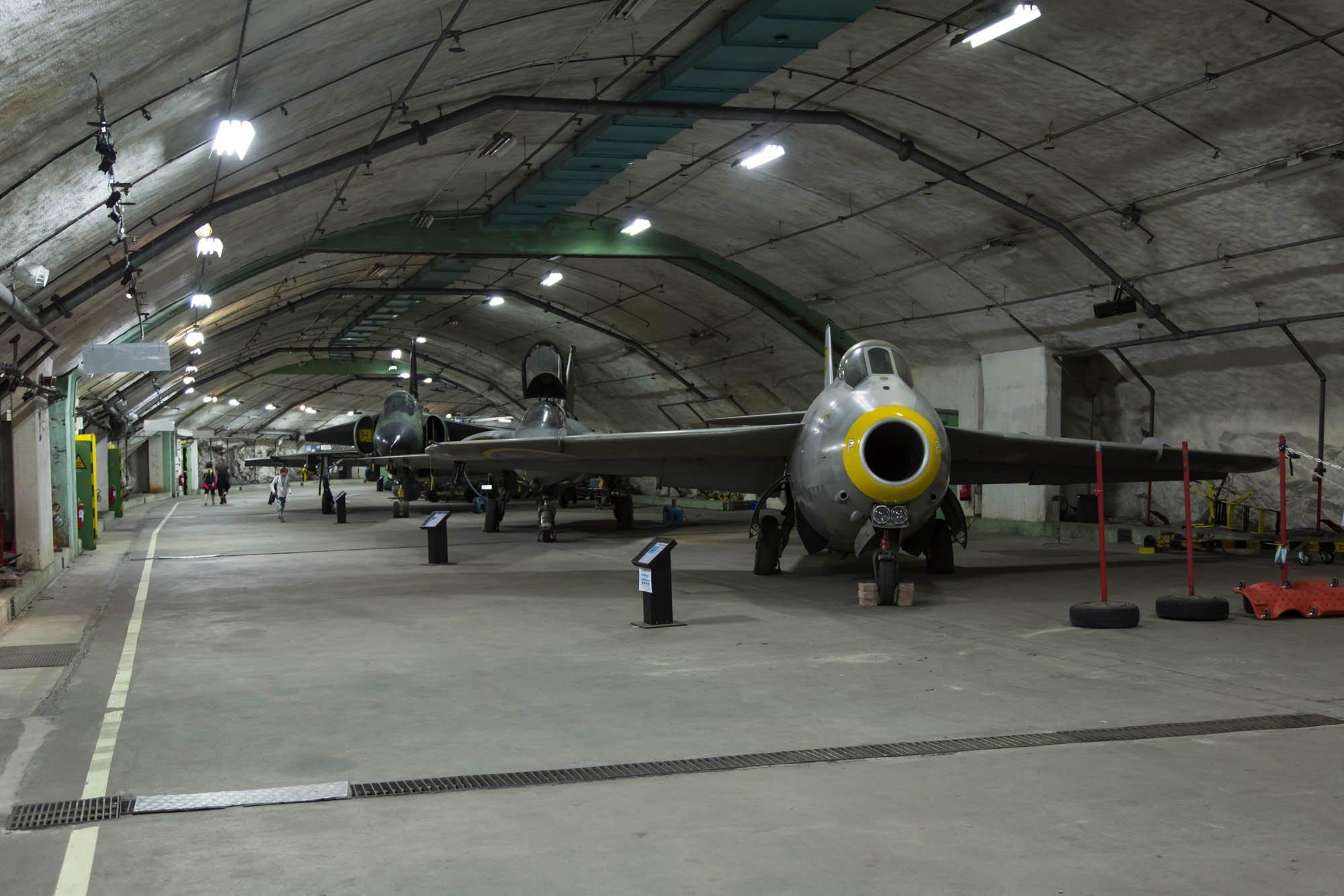 지하 격납고 내 항공기 전시장