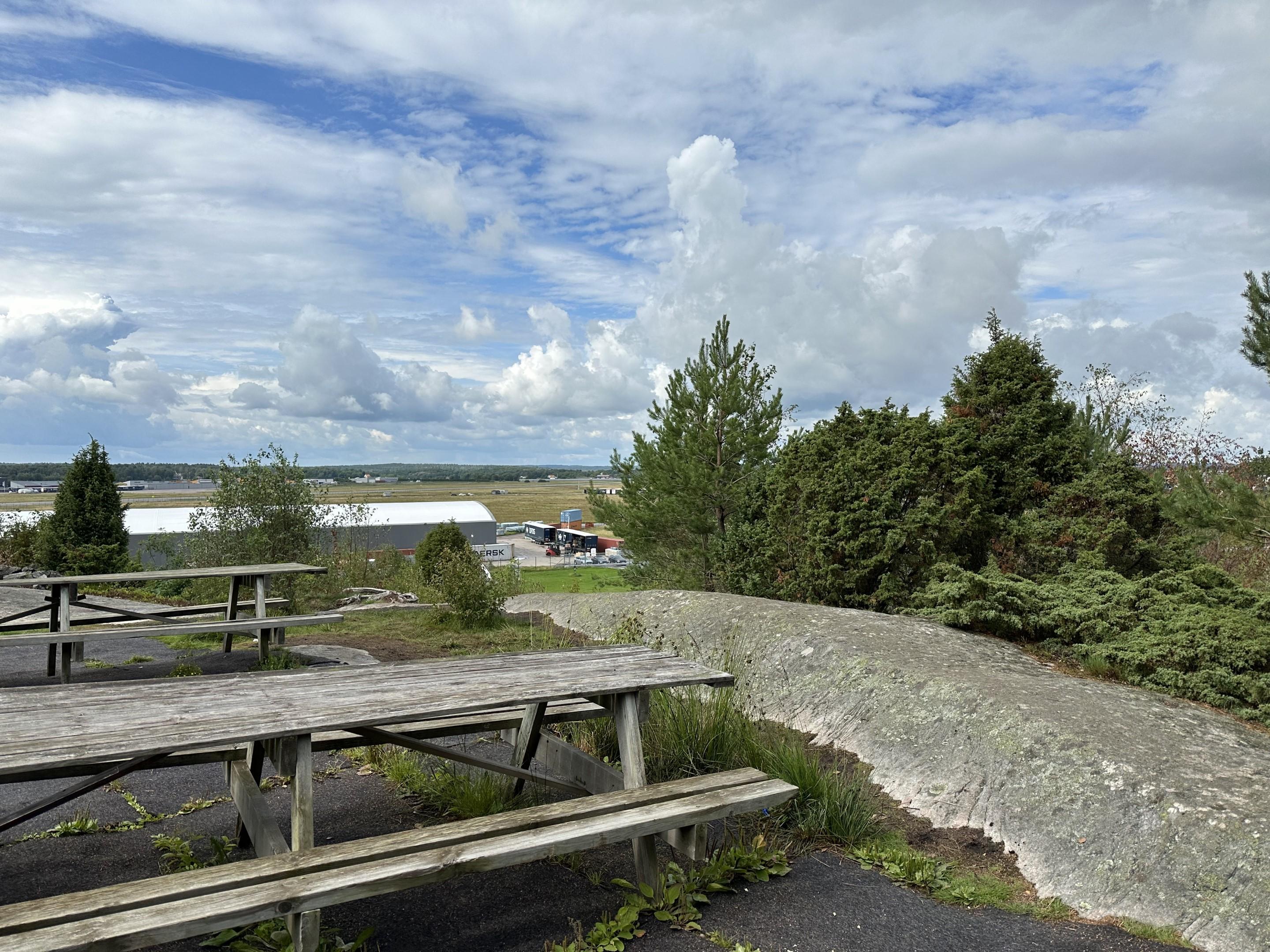 격납고 위 언덕 전망대