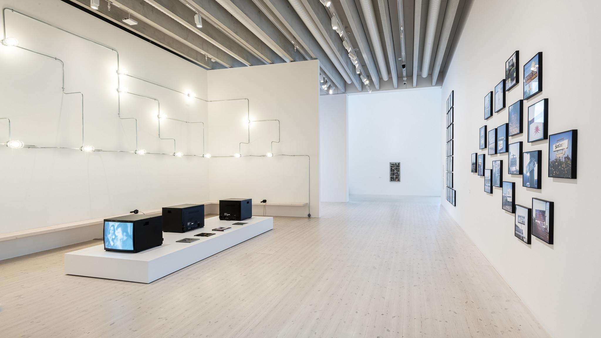 전시장 내부 (특정 작품 배경)