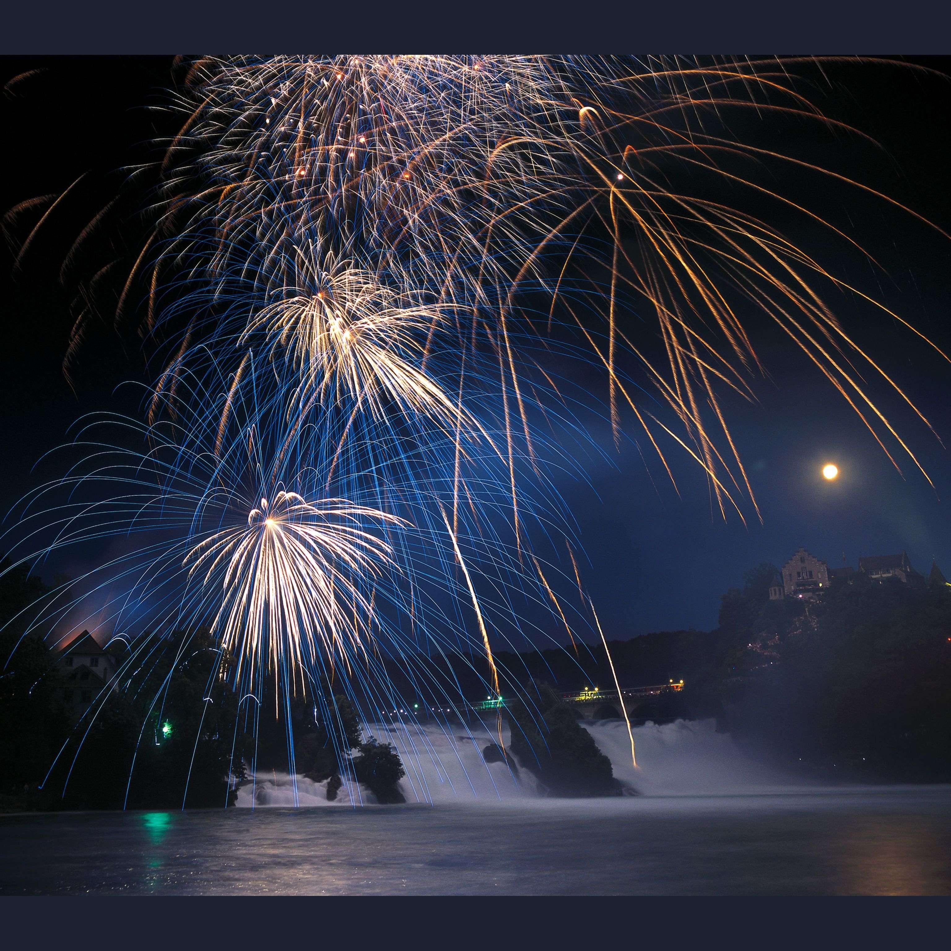 라인 폭포 위로 터지는 불꽃놀이