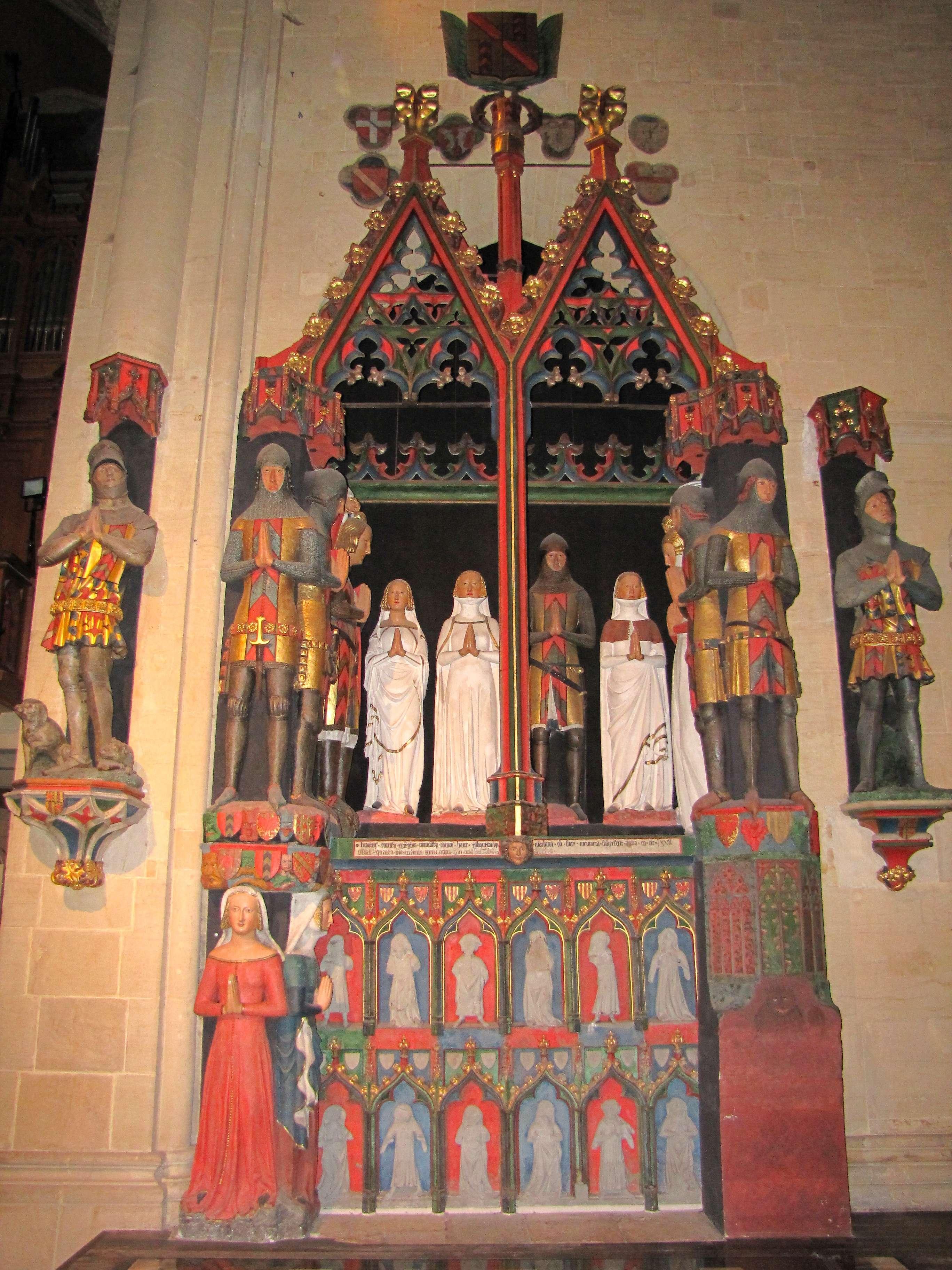 뇌샤텔 백작 기념비(세노타프) 앞