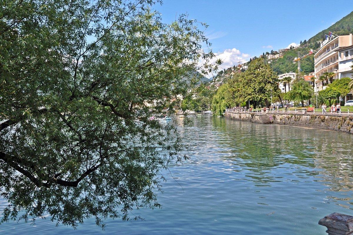 호수를 조망하는 산책로 또는 벤치