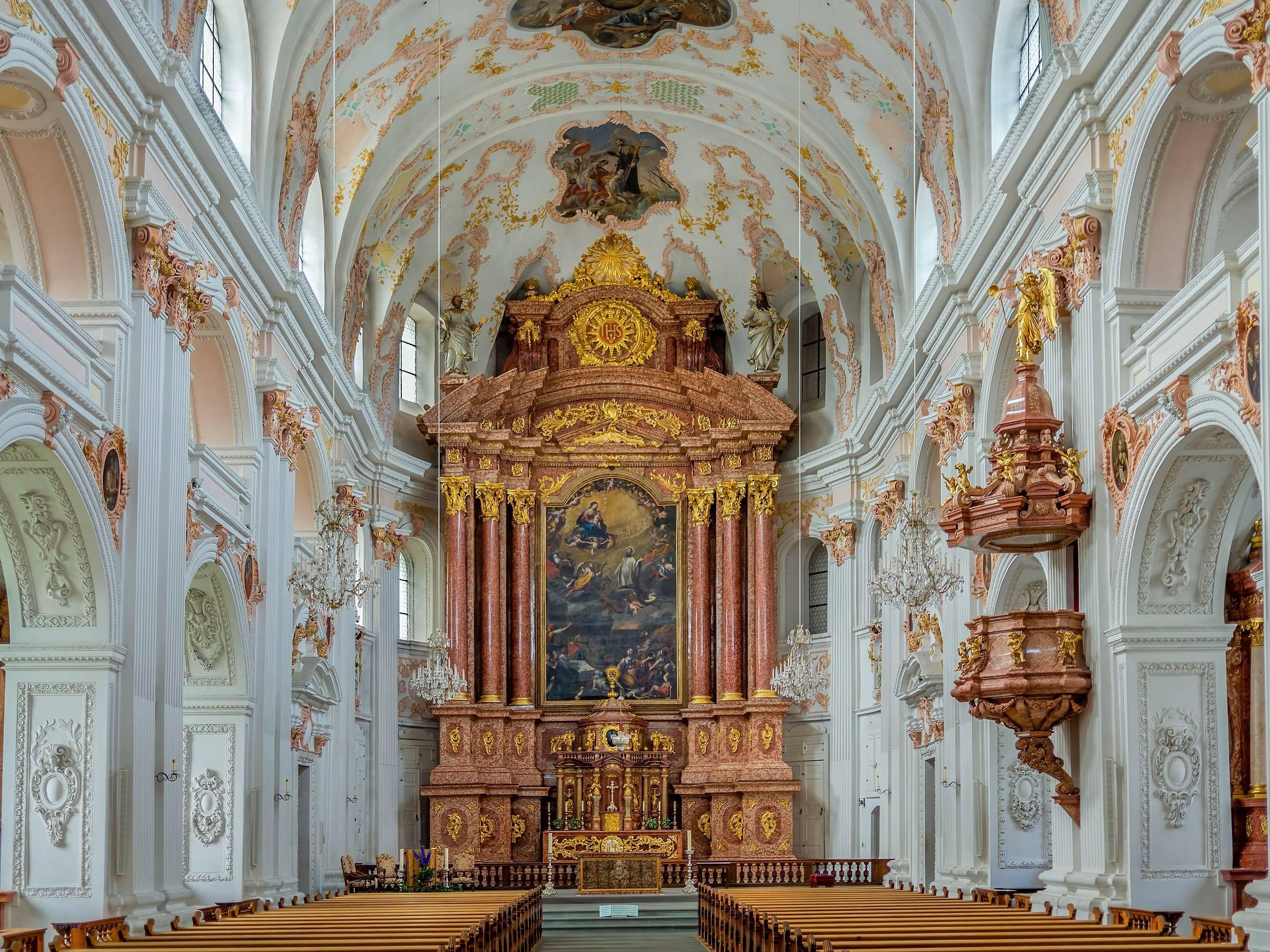 교회 내부 중앙 제단 정면