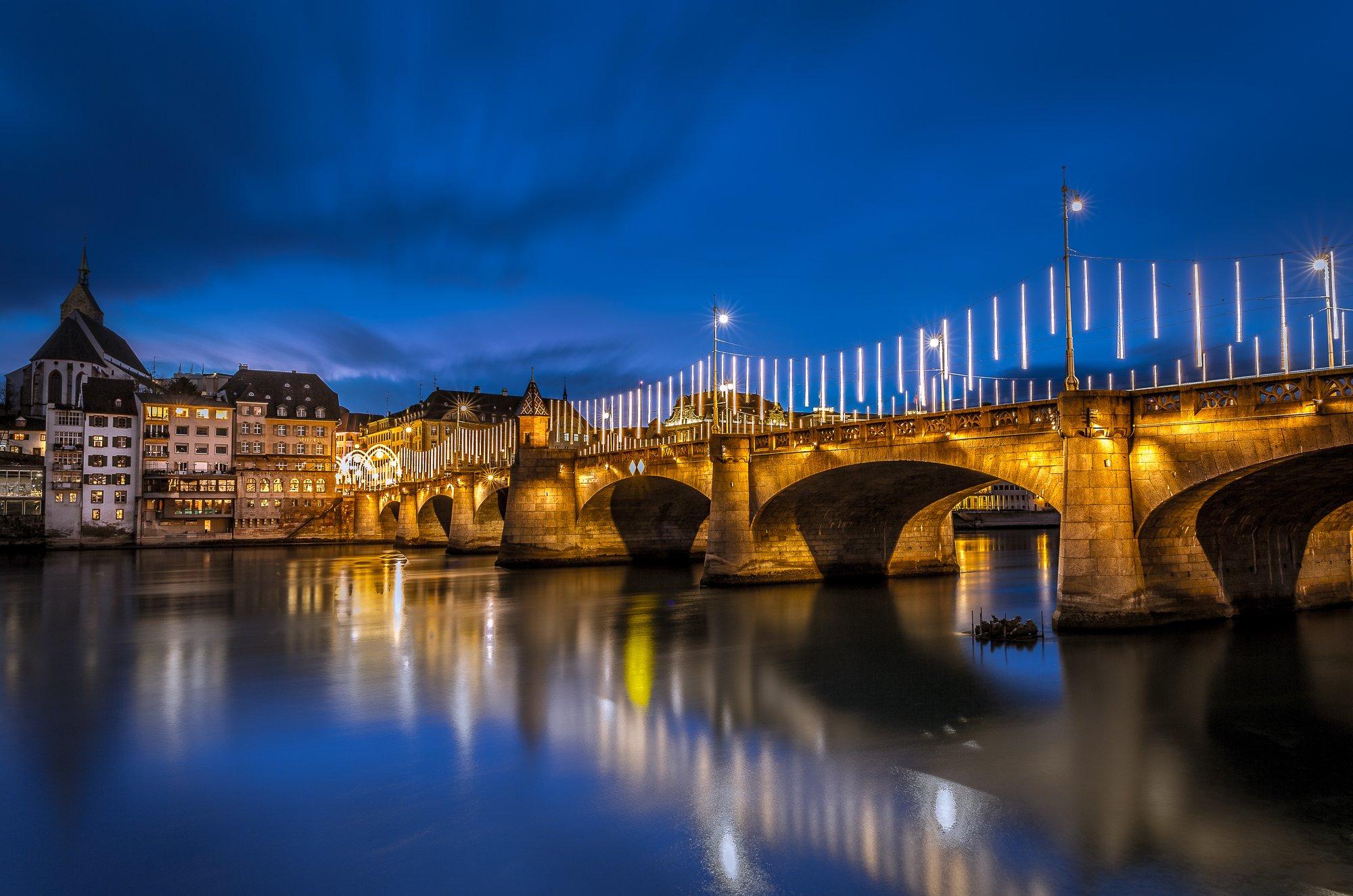 다리 중앙에서 바라보는 바젤 뮌스터와 구시가지 전경