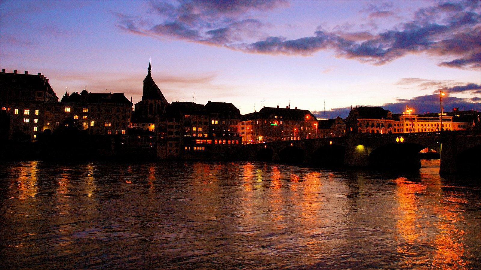 일몰 시간 다리 위에서 촬영하는 라인강과 도시 스카이라인