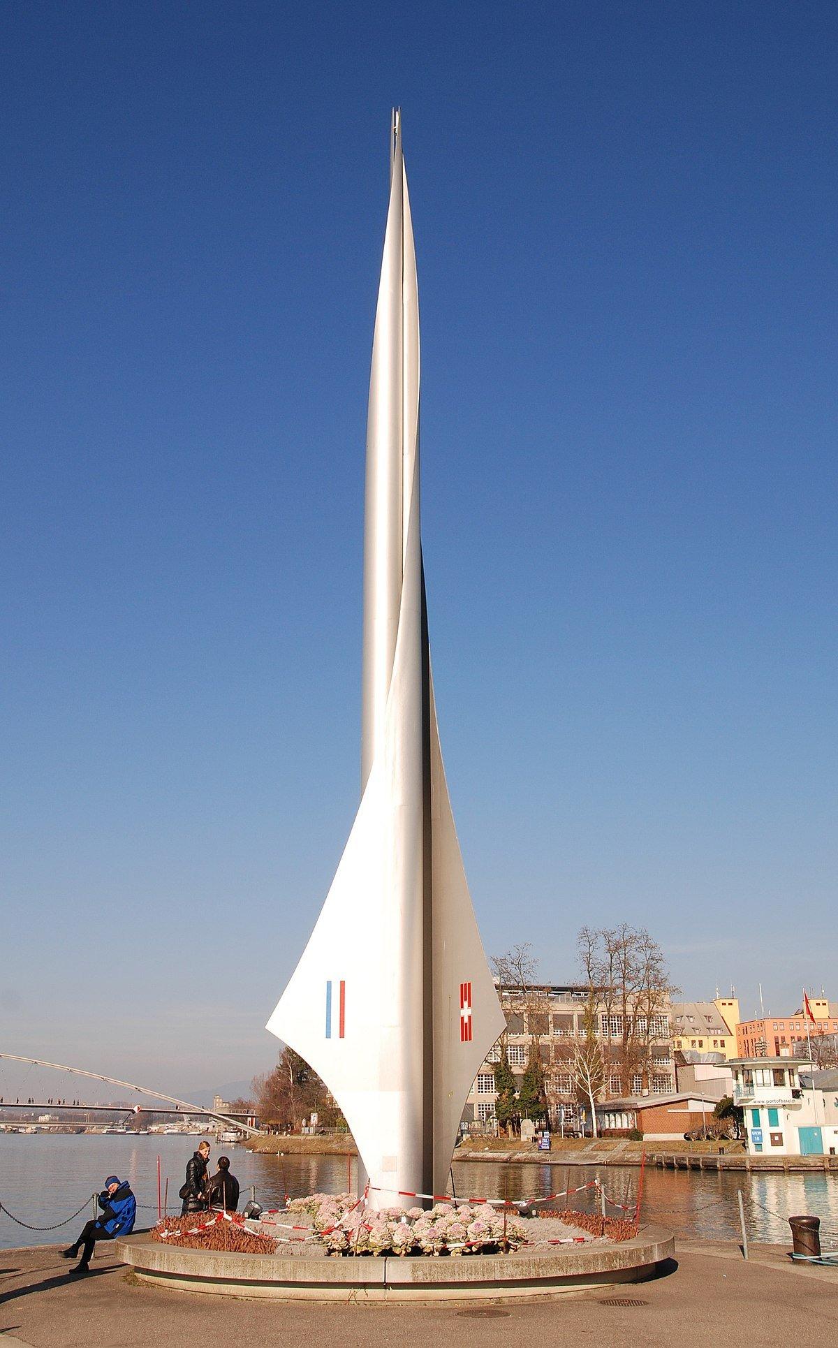 드라일렌더에크 기념물과 세 나라 국기