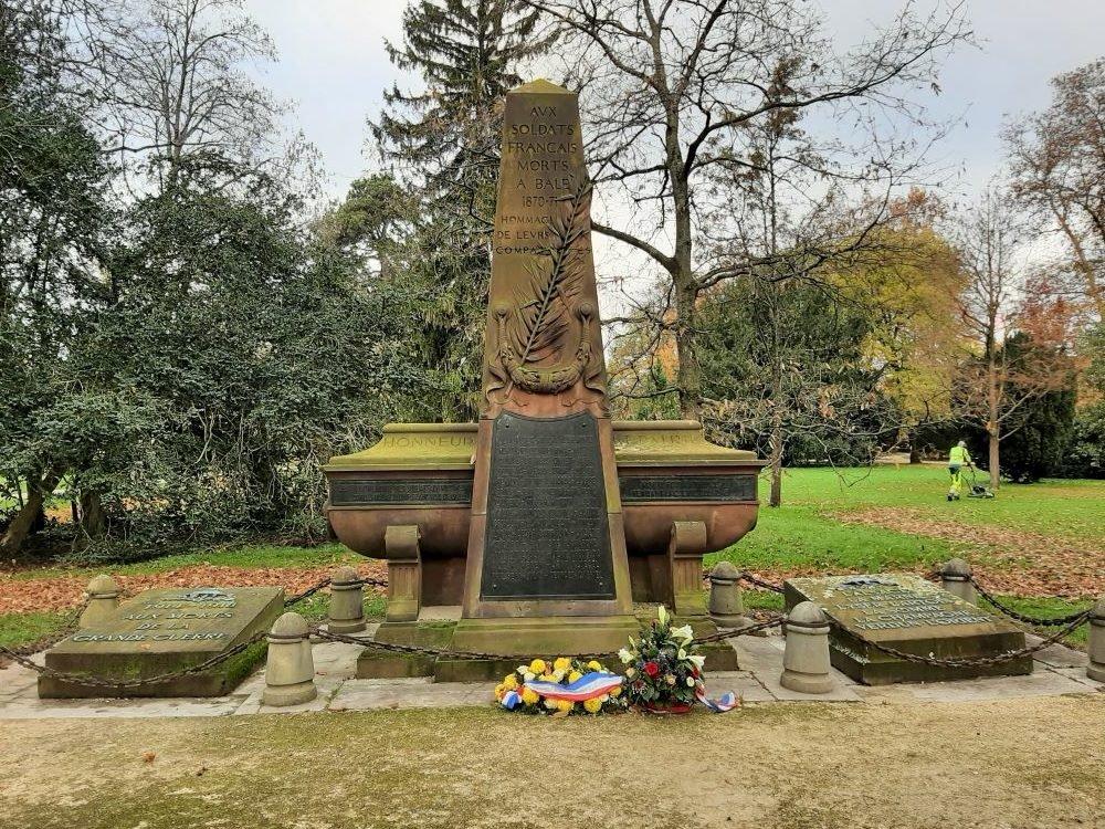 옛 공동묘지 기념물 및 건축물