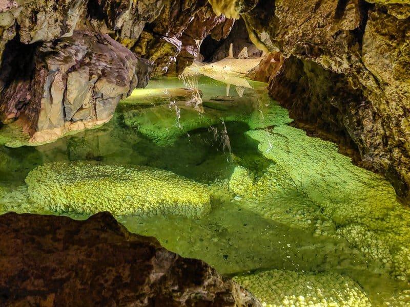 지하 강 및 호수 주변