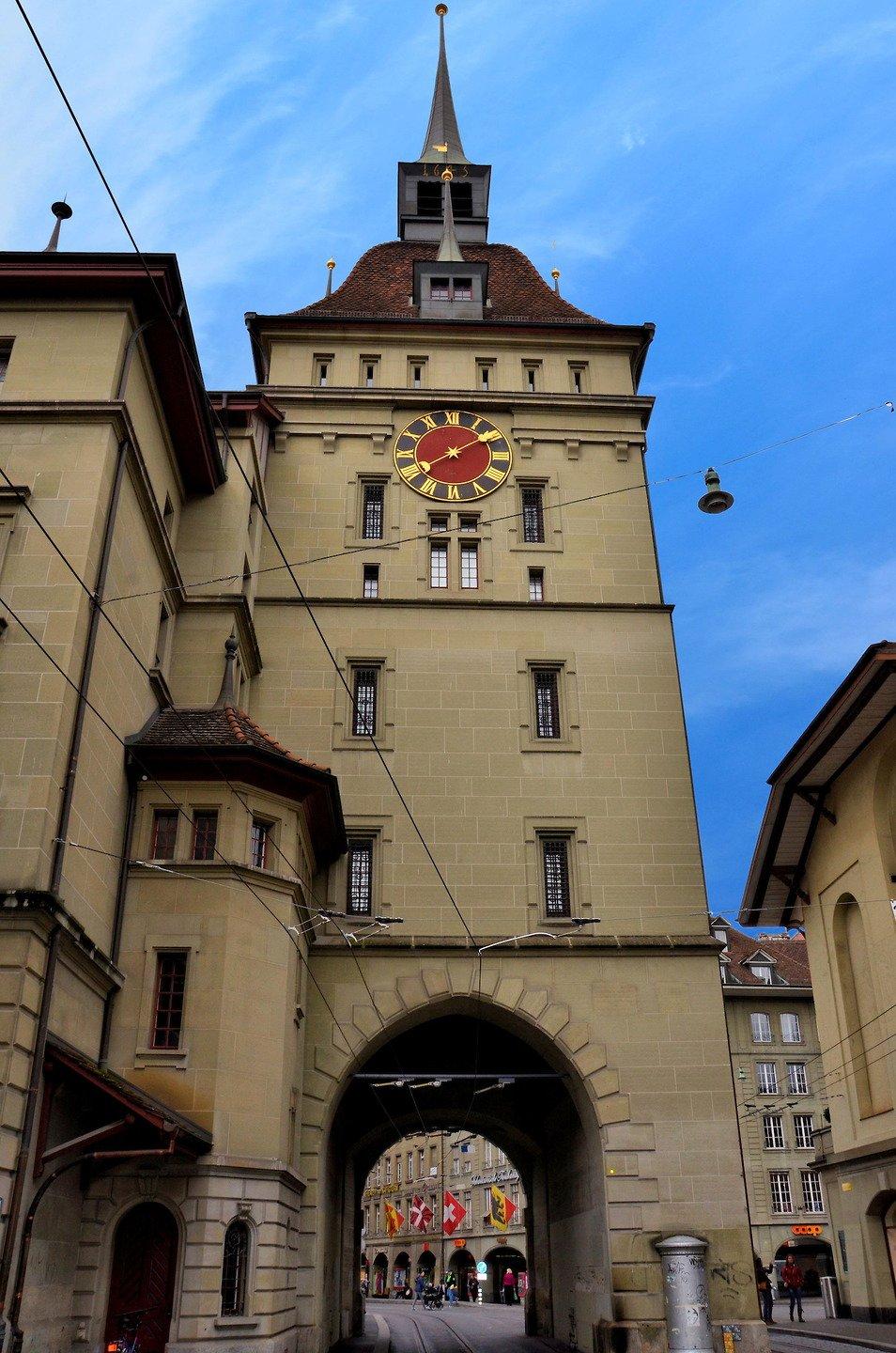 탑 아래 아치 통로