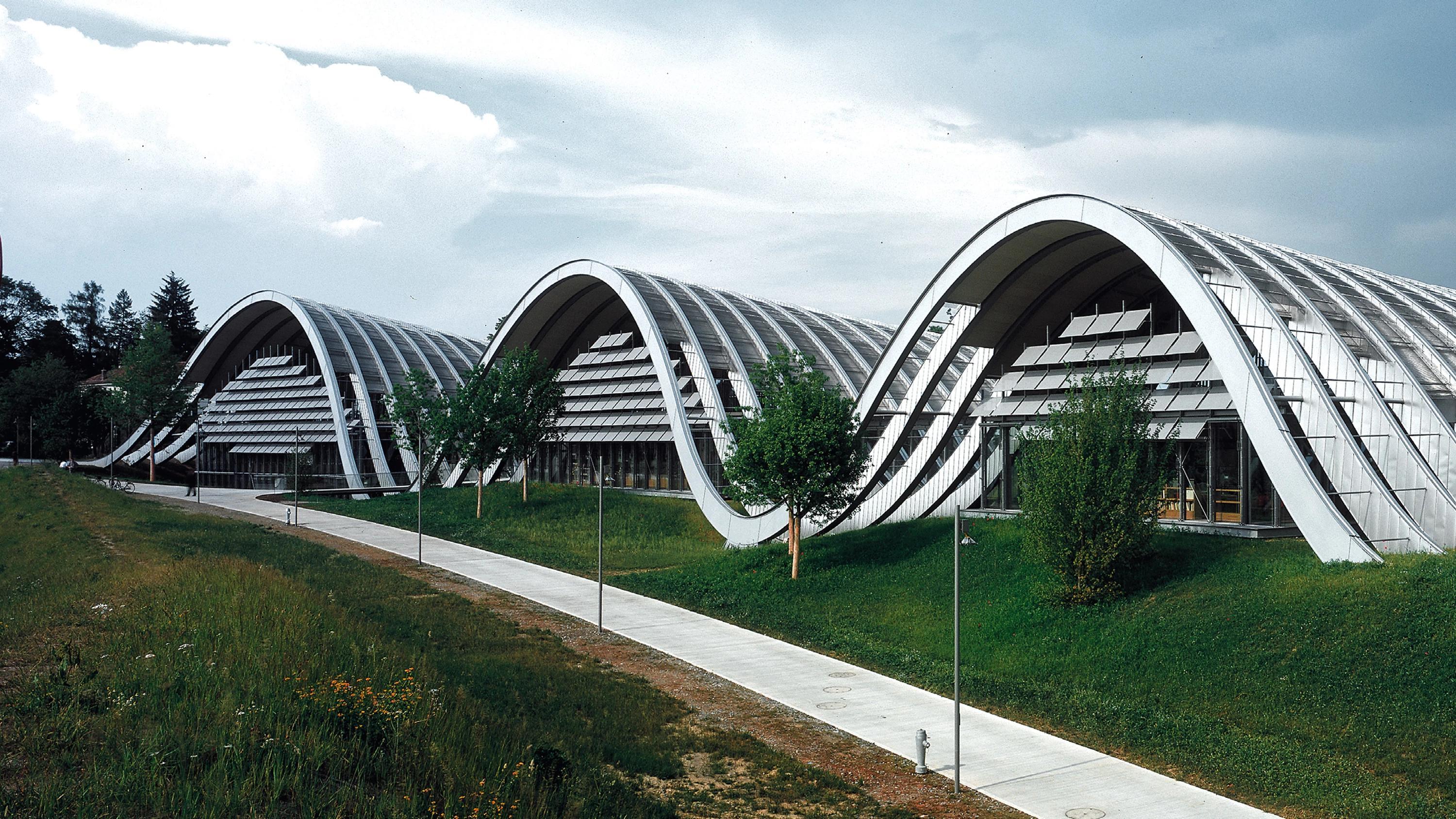 미술관 건물 외관 (물결치는 지붕)