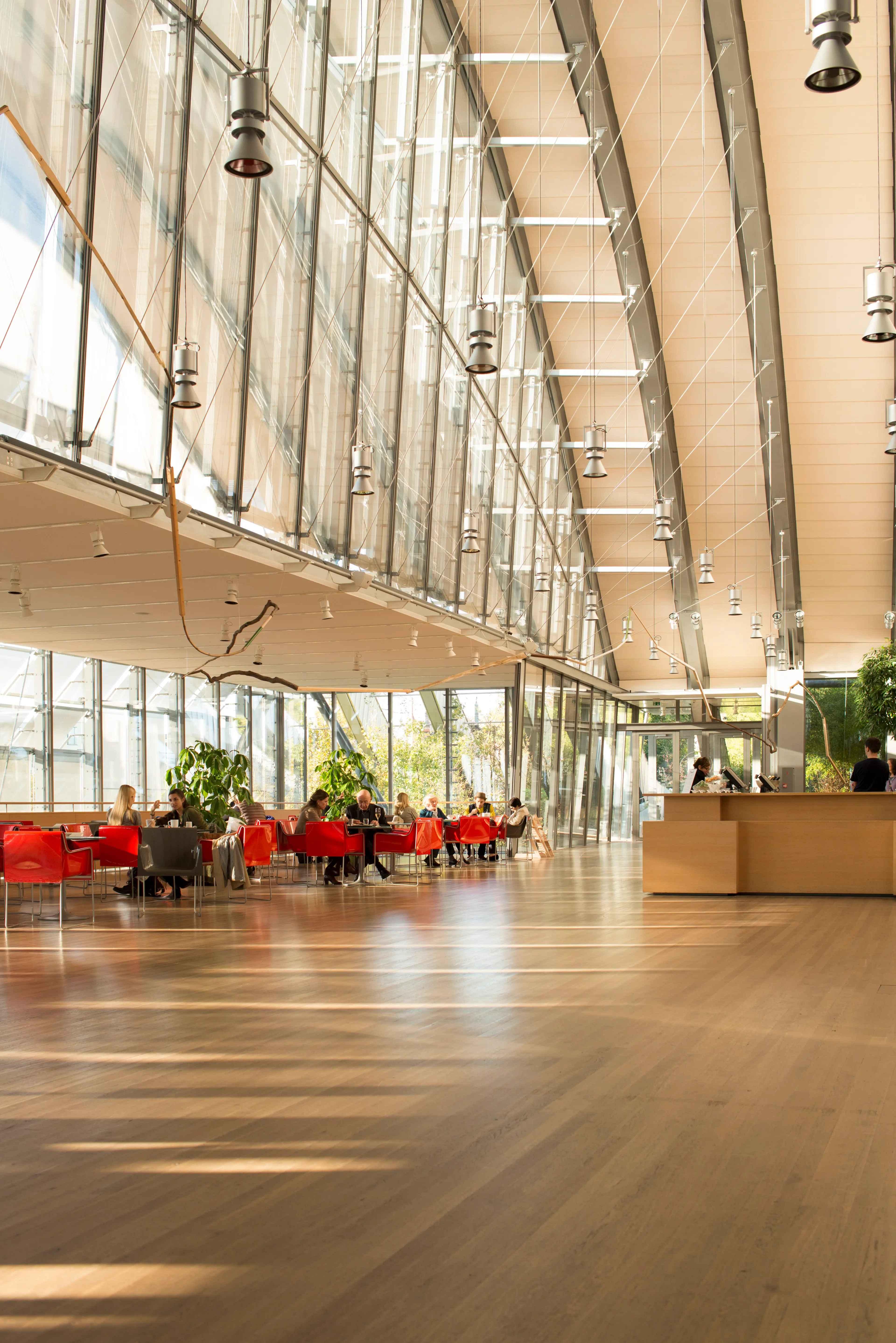 미술관 내부 곡선형 통로 및 개방 공간