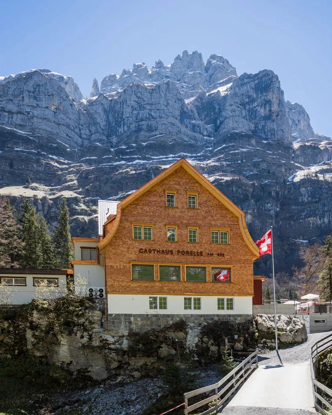 호수 서쪽 끝, 베르크가스트하우스 포렐레 앞